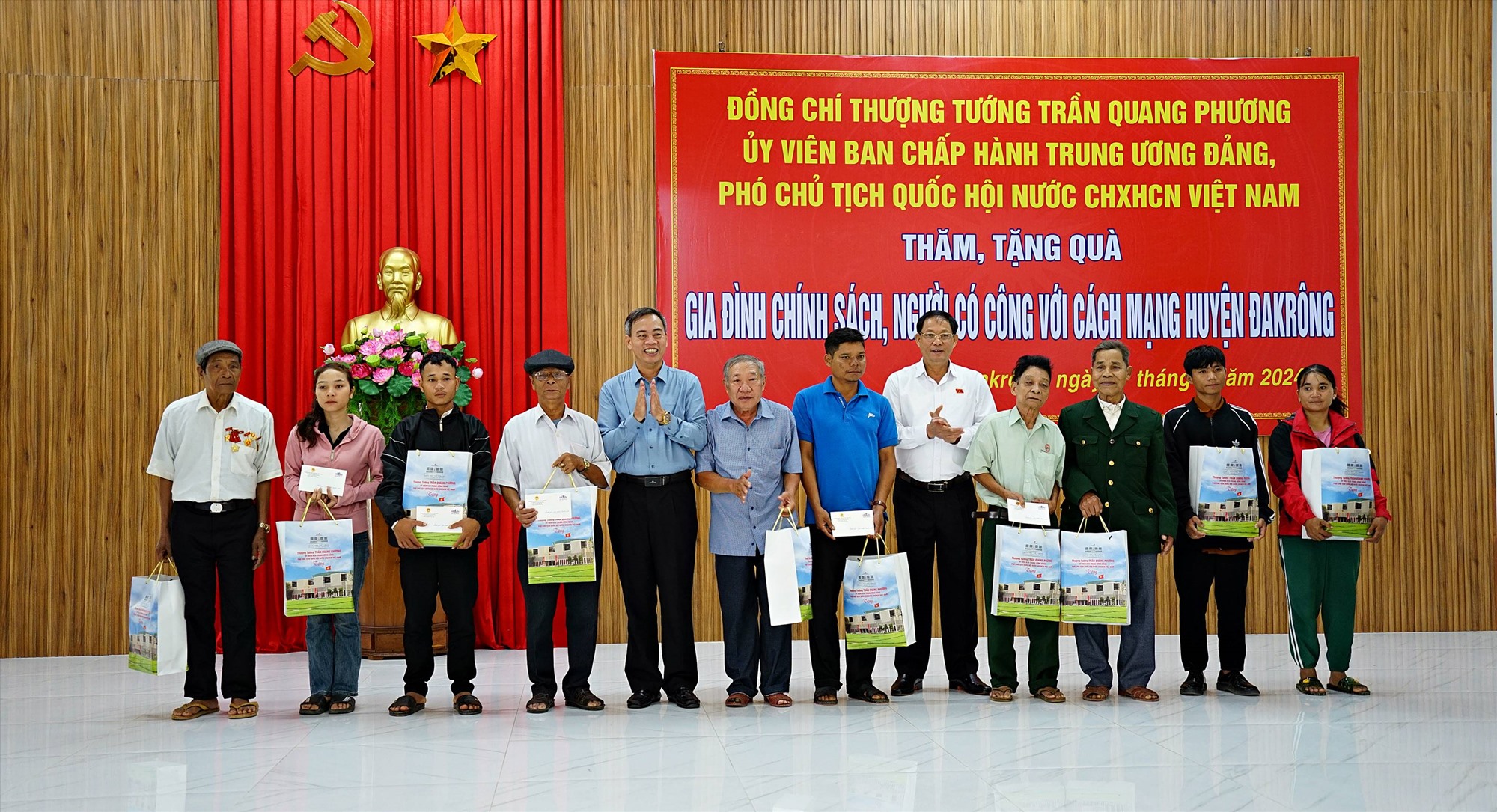 Phó Chủ tịch Quốc hội Trần Quang Phương và Phó Bí thư Thường trực Tỉnh ủy, Chủ tịch HĐND tỉnh Nguyễn Đăng Quang tặng quà cho các gia đình chính sách, người với có công với cách mạng huyện Đakrông - Ảnh: L.A