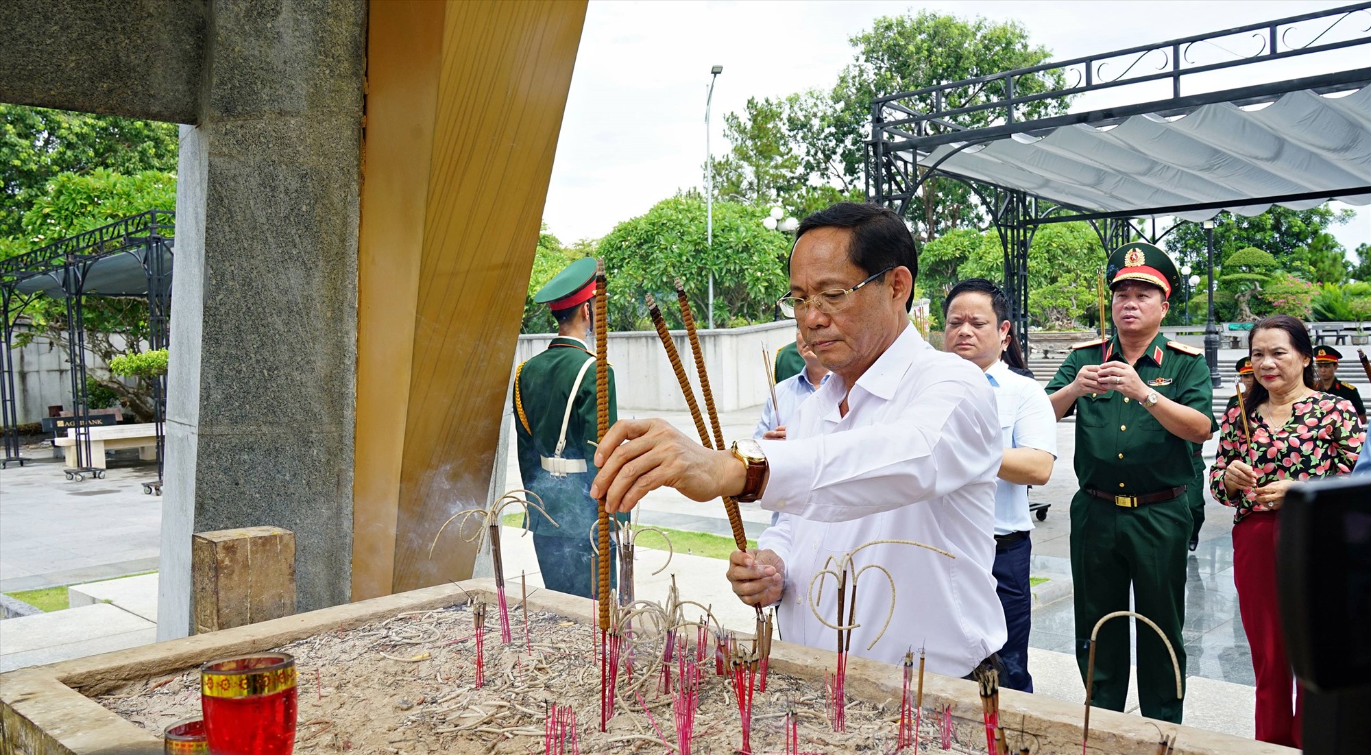 Phó Chủ tịch Quốc hội Trần Quang Phương và đoàn công tác viếng, đặt vòng hoa, dâng hương tưởng niệm các anh hùng liệt sĩ tại Nghĩa trang liệt sĩ Quốc gia Đường 9 - Ảnh: L.A