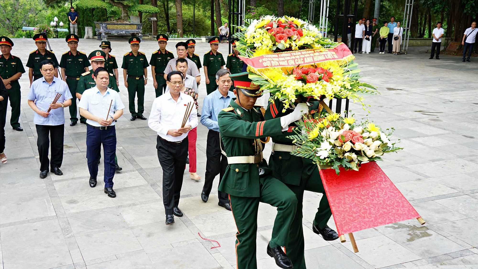 Phó Chủ tịch Quốc hội Trần Quang Phương và đoàn công tác viếng, đặt vòng hoa, dâng hương tưởng niệm các anh hùng liệt sĩ tại Nghĩa trang liệt sĩ Quốc gia Trường Sơn - Ảnh: L.A