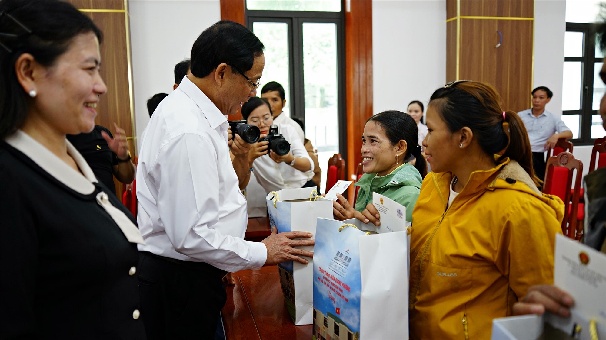 Phó Chủ tịch Quốc hội Trần Quang Phương thăm hỏi, động viên các gia đình chính sách, người có công với cách mạng huyện Đakrông - Ảnh: L.A