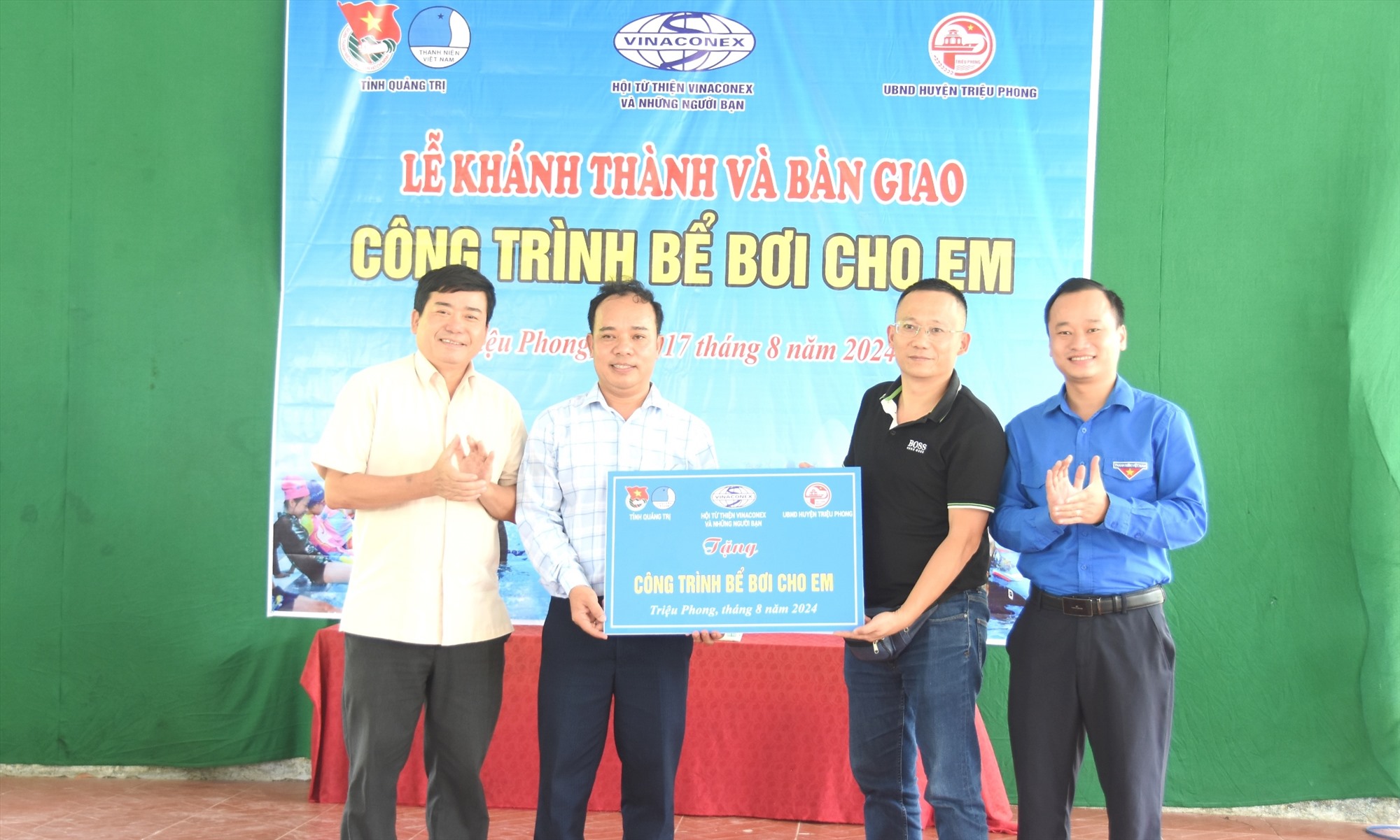 Trao biển tượng trưng công trình “Bể bơi cho em” cho Trường TH&THCS Triệu Sơn, huyện Triệu Phong - Ảnh: ĐV