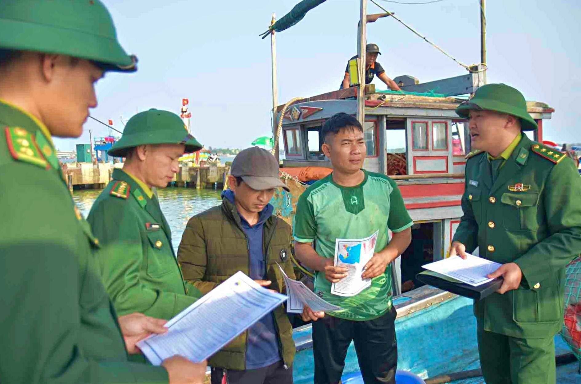 Cán bộ, chiến sĩ Đồn Biên phòng Cửa khẩu Cảng Cửa Việt tuyên truyền, vận động người dân thực hiện nghiêm túc các quy định về quản lý tàu thuyền - Ảnh: T.L