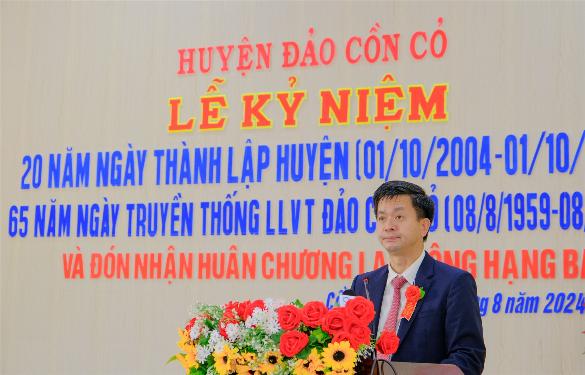 Bí thư Tỉnh ủy, Trưởng Đoàn ĐBQH tỉnh Lê Quang Tùng chúc mừng, biểu dương những nỗ lực và kết quả to lớn mà Đảng bộ, quân và dân huyện đảo Cồn Cỏ đạt được - Ảnh: Trần Tuyền