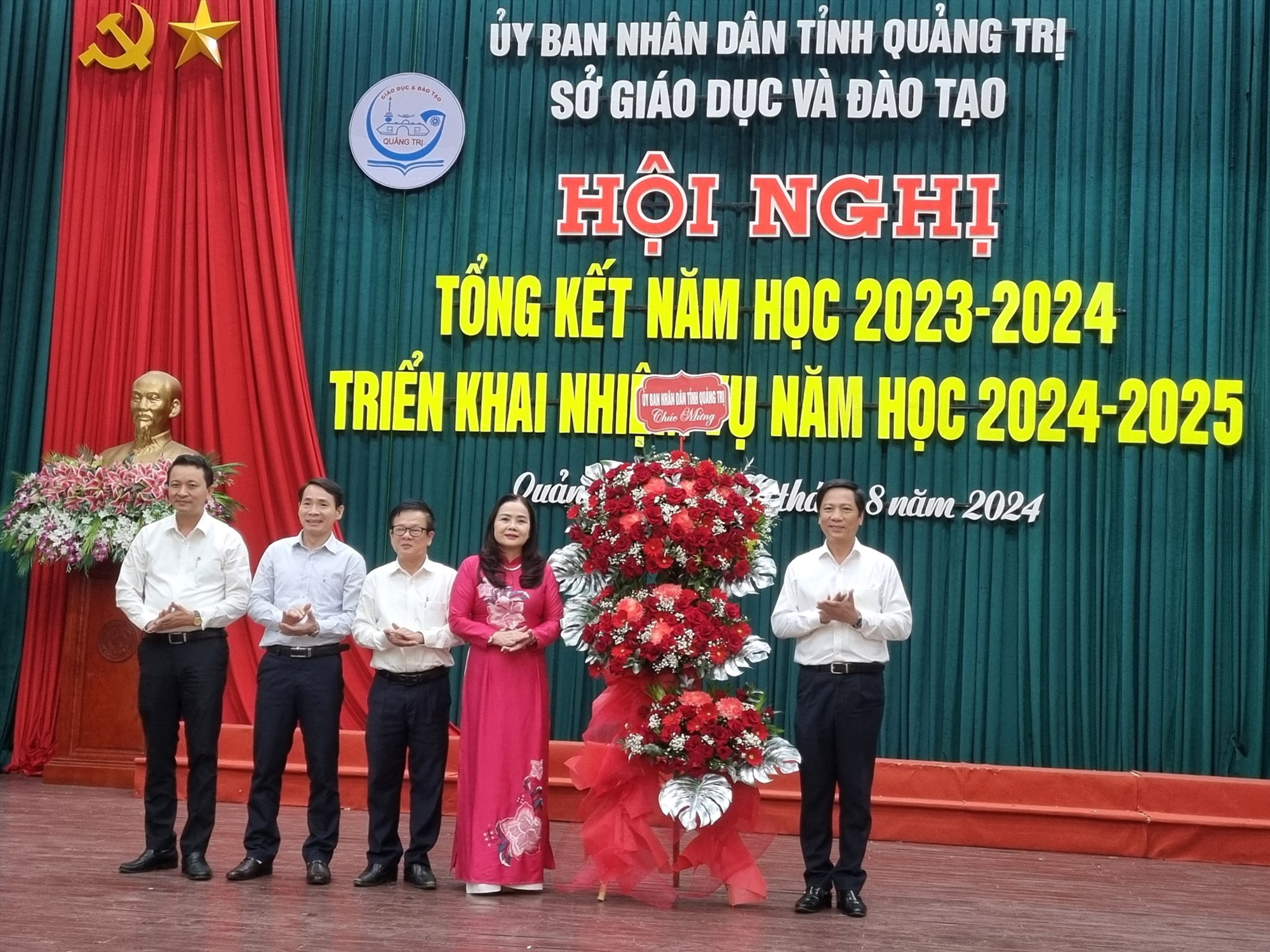 Phó Chủ tịch UBND tỉnh Hoàng Nam tặng hoa chúc mừng hội nghị - Ảnh: Tú Linh