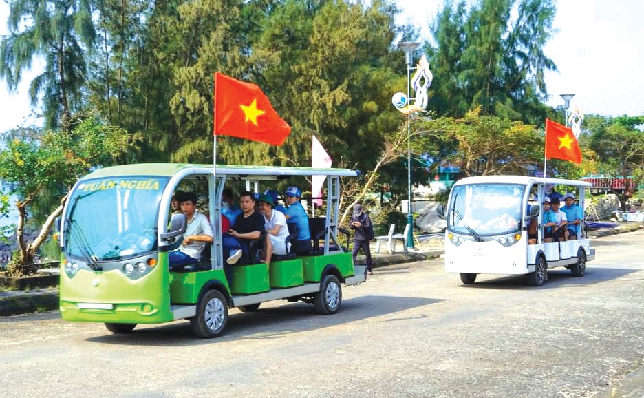 Khách du lịch tham quan đảo Cồn Cỏ bằng ô tô điện - Ảnh: H.T