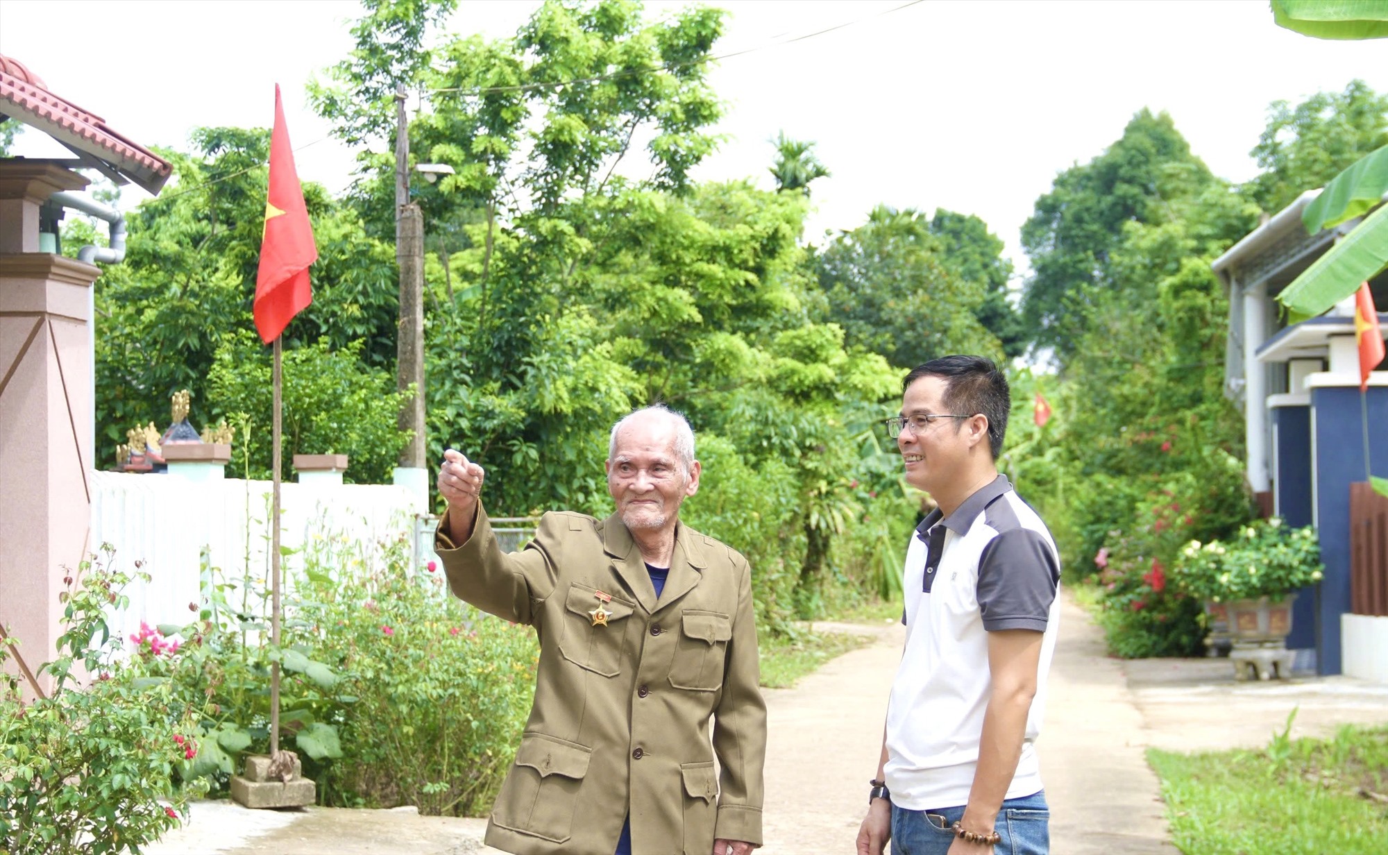 Ông Trần Ngọc Truyền kể lại những tháng ngày phối hợp cùng bộ đội tên lửa chiến đấu ở trận địa T5 - Ảnh: HN