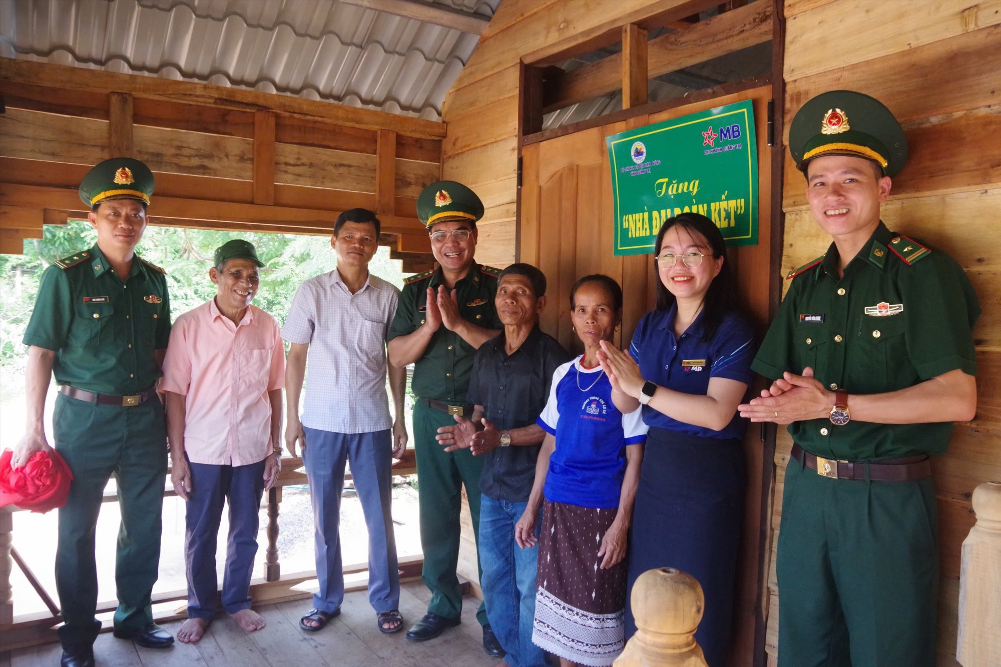 Bàn giao nhà “Đại đoàn kết” cho gia đình Ông Hồ Văn Để - Thôn Thanh Ô, xã Thanh, huyện Hướng Hóa.