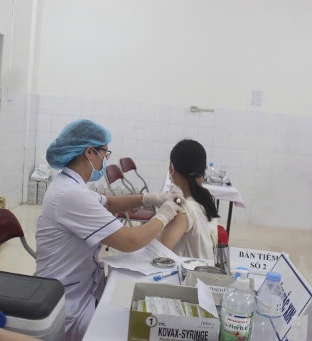 Tiêm vaccine phòng bệnh cho trẻ. Ảnh: BỘI NHIÊN