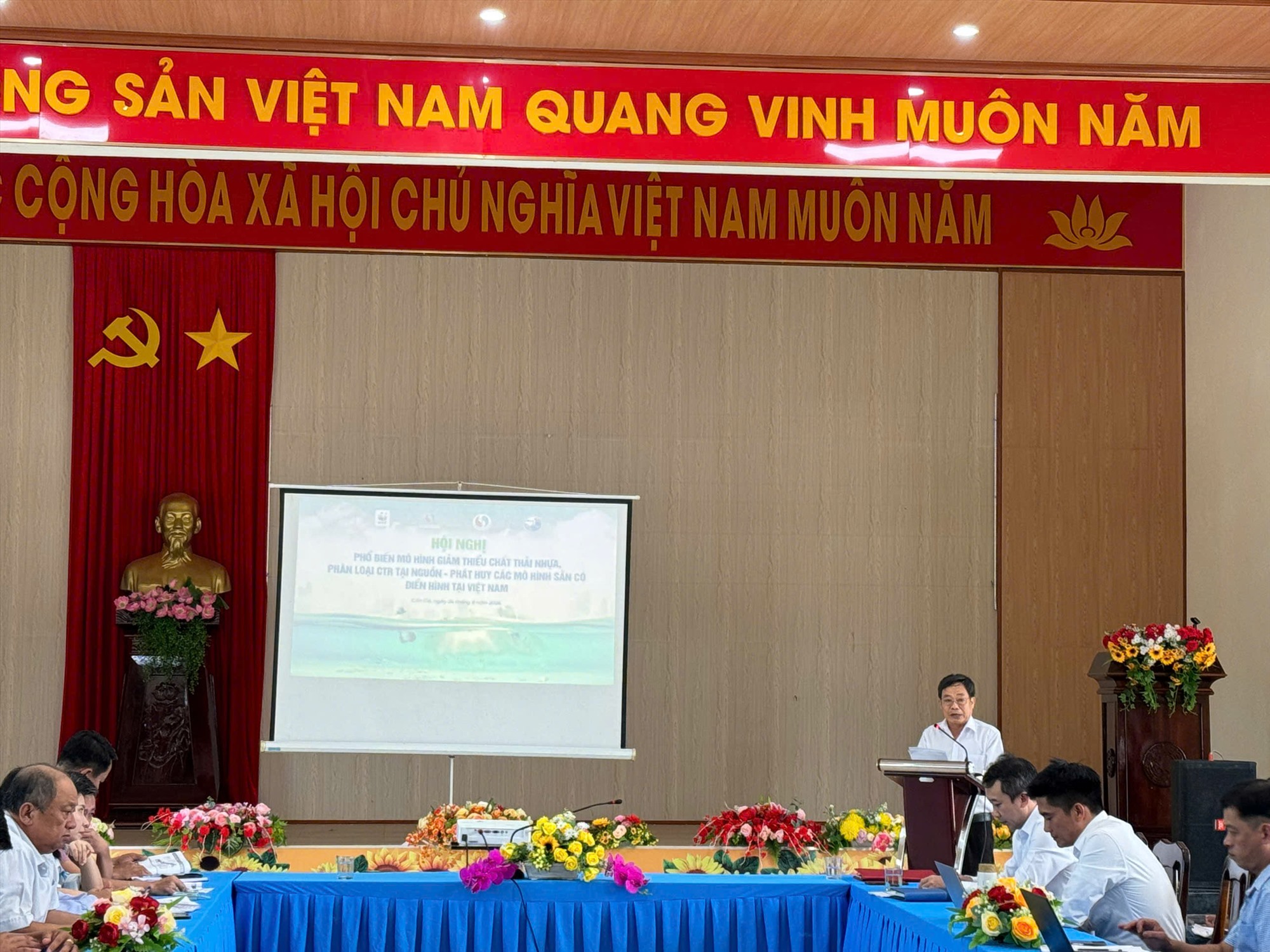 Phó Chủ tịch UBND huyện đảo Cồn Cỏ Trương Khắc Trưởng phát biểu tại hội nghị - Ảnh: Trung tâm Truyền thông tài nguyên và môi trường (Bộ Tài nguyên và Môi trường) cung cấp