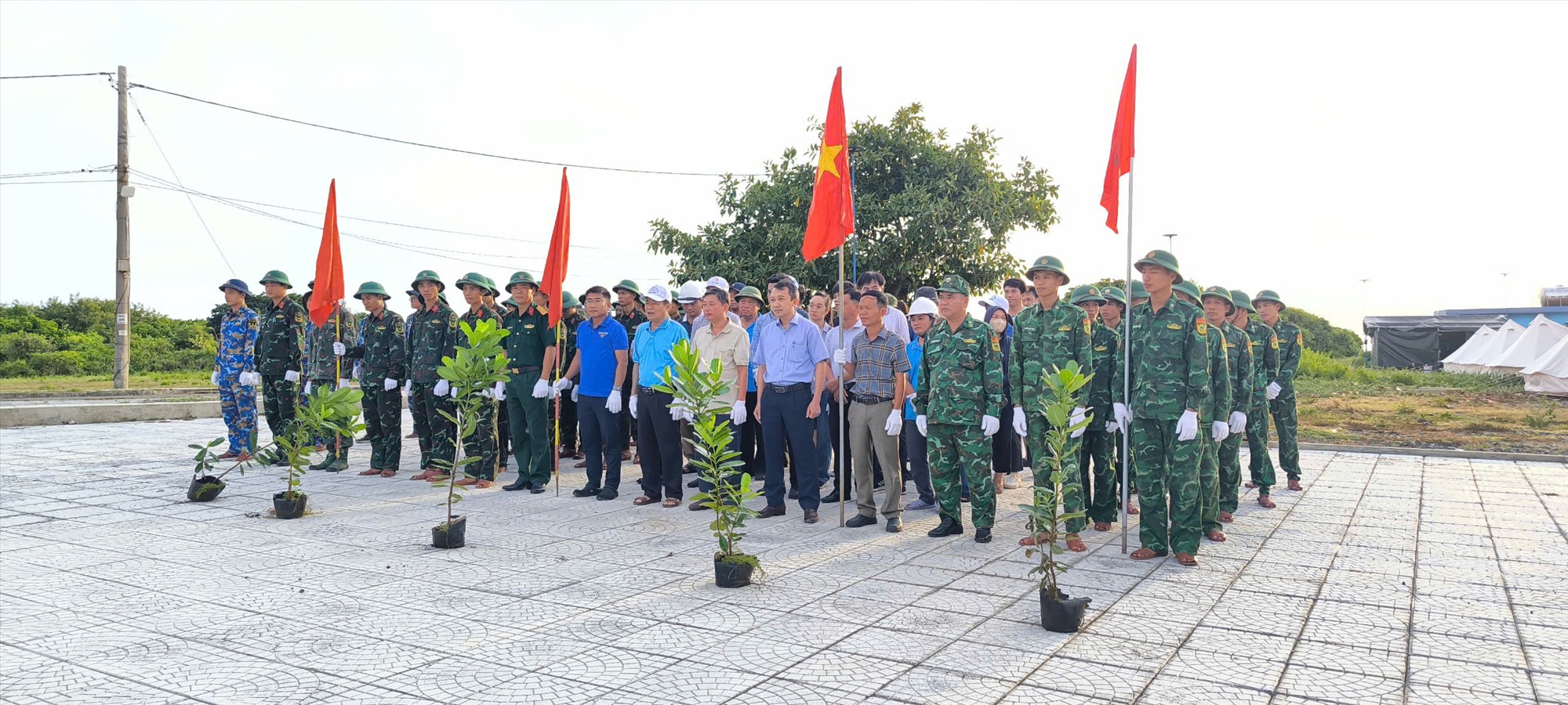 Các đại biểu, cán bộ, chiến sĩ, đoàn viên và Nhân dân đồng loạt ra quân tổng vệ sinh môi trường bãi biển khu vực Bến Nghè, huyện đảo Cồn Cỏ - Ảnh: V.H