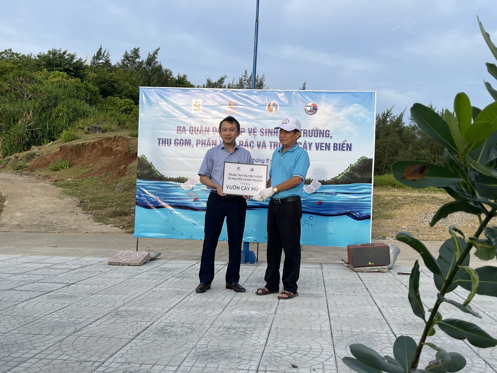 Trung tâm Truyền thông tài nguyên và môi trường, Bộ Tài nguyên và Môi trường trao tặng biển tượng trưng 1 vườn cây mù u cho UBND huyện đảo Cồn Cỏ - Ảnh: V.H