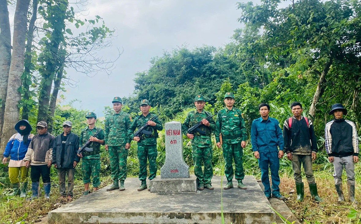 Cán bộ, chiến sĩ Đồn Biên phòng Ba Tầng phối hợp các hộ gia đình trên địa bàn tuần tra, kiểm soát tại khu vực cột mốc 611 -Ảnh: L.T