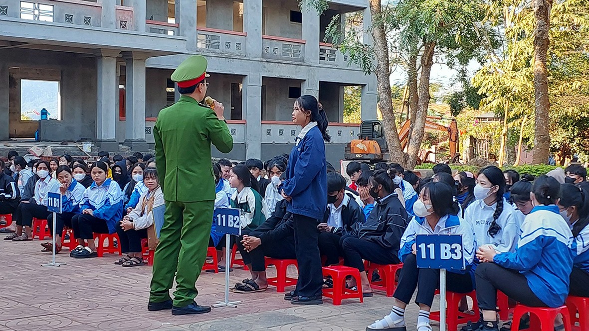 Trường THPT Hướng Phùng phối hợp với công an địa phương tuyên truyền phòng, chống ma túy trong trường học -Ảnh: N.V