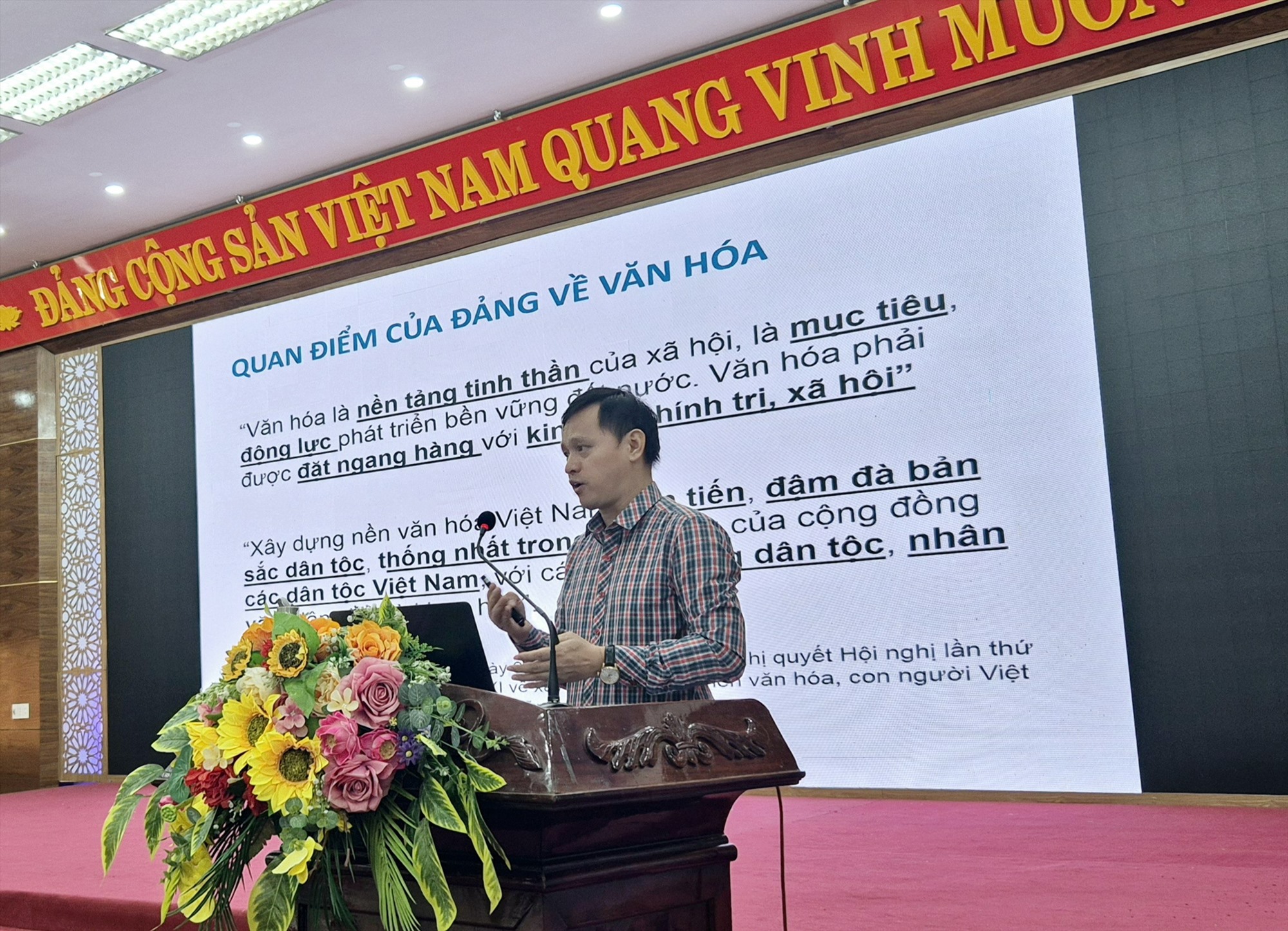 Giám đốc Trung tâm nghiên cứu Giới, Gia đình và phát triển cộng đồng TS. Lê Văn Sơn phát biểu đề dẫn tại tọa đàm - Ảnh: K.S