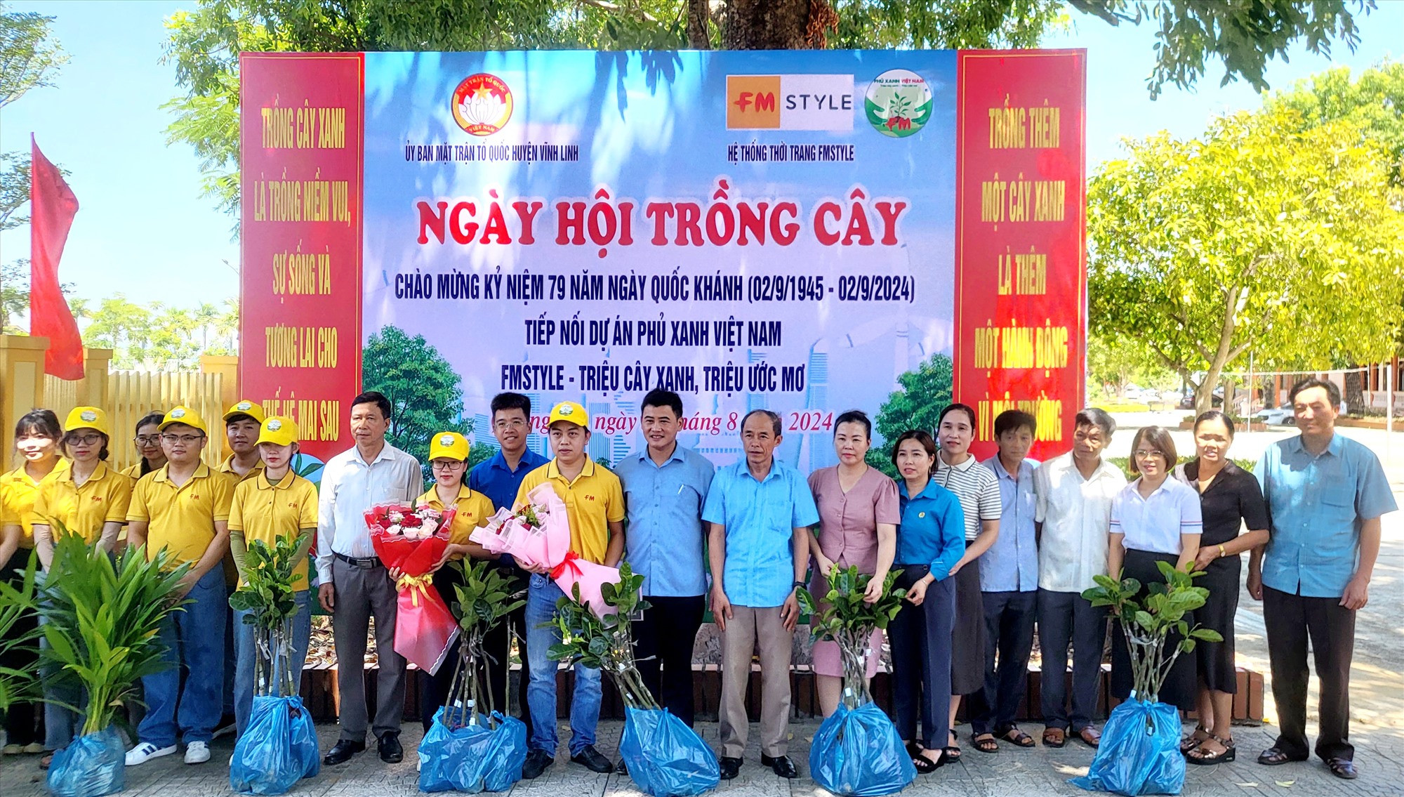 Hệ thống thời trang FM Style trao cây xanh cho huyện Vĩnh Linh - Ảnh: NĐ