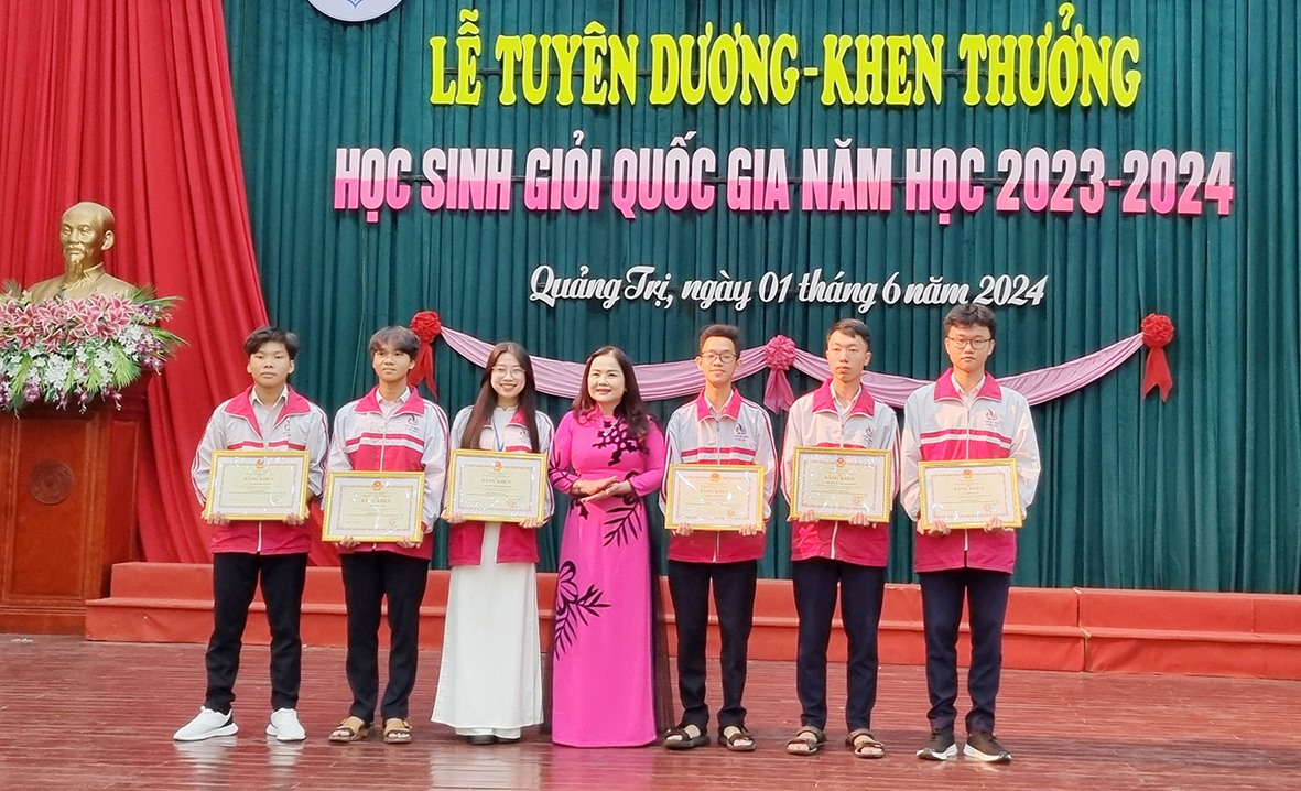 Giám đốc Sở GD&ĐT Lê Thị Hương trao bằng khen của Bộ trưởng Bộ GD&ĐT cho học sinh đoạt giải Nhất và Nhì tại Kỳ thi chọn học sinh giỏi quốc gia năm học 2023-2024 -Ảnh: TÚ LINH