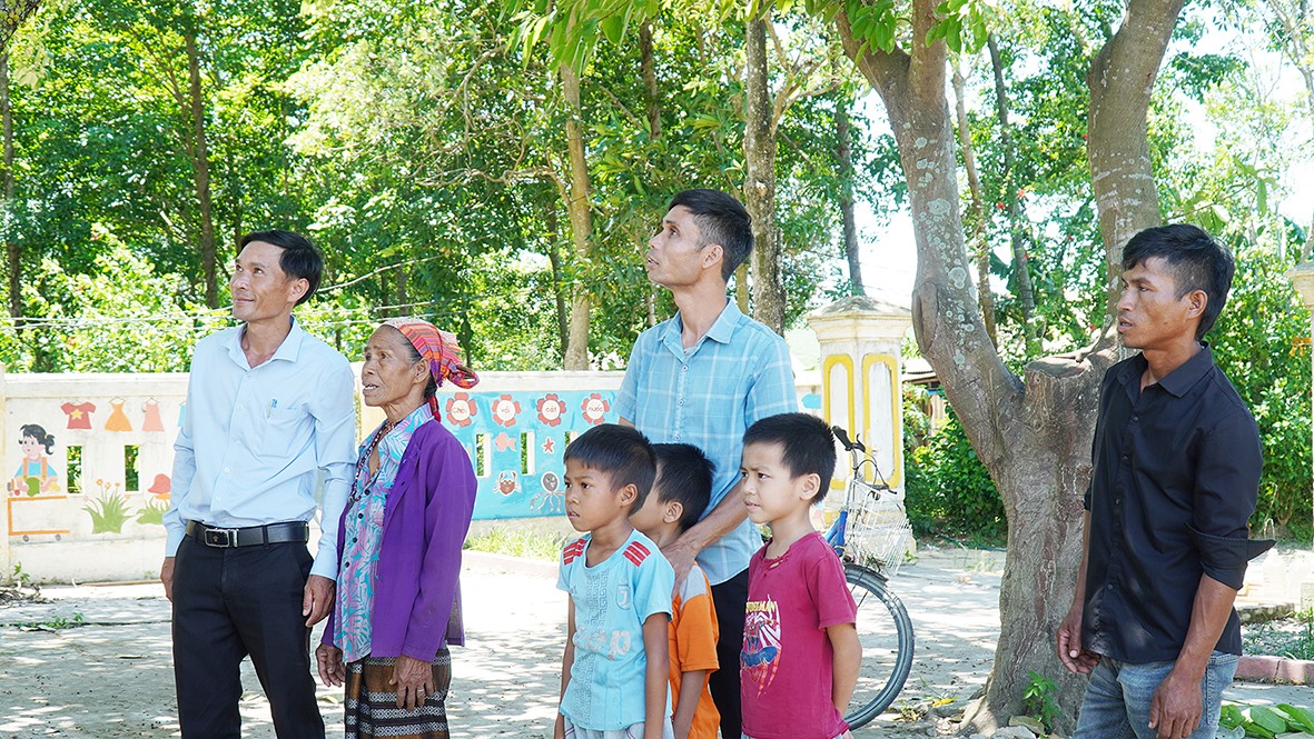 Anh Hồ Văn Trình (ngoài cùng bên phải) và bà Hồ Thị Lan tại điểm trường mầm non Bản Chùa -Ảnh: ANH VŨ