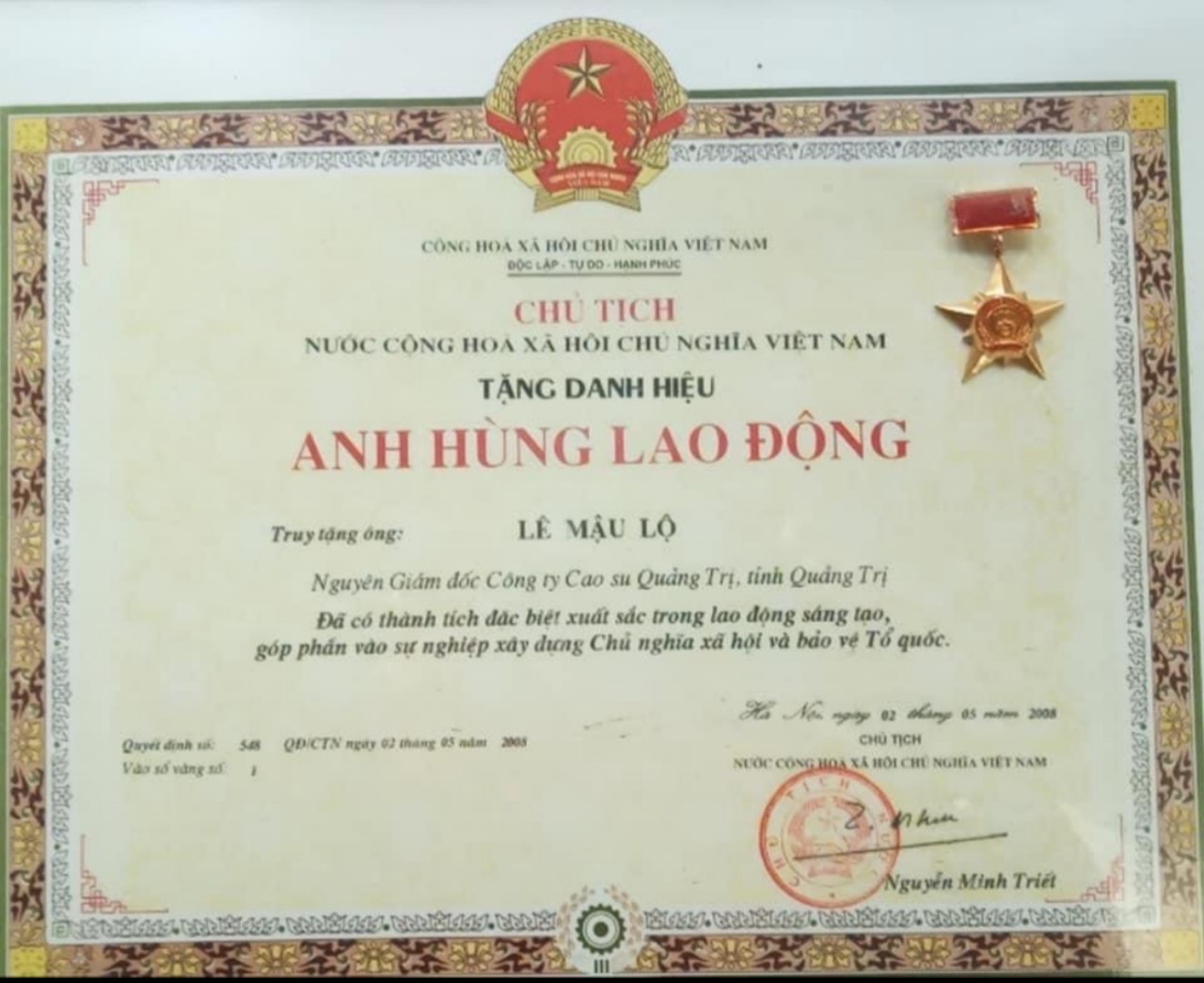 Ông Lê Mậu Lộ được truy tặng danh hiệu Anh hùng lao động ngày 2/5/2008.