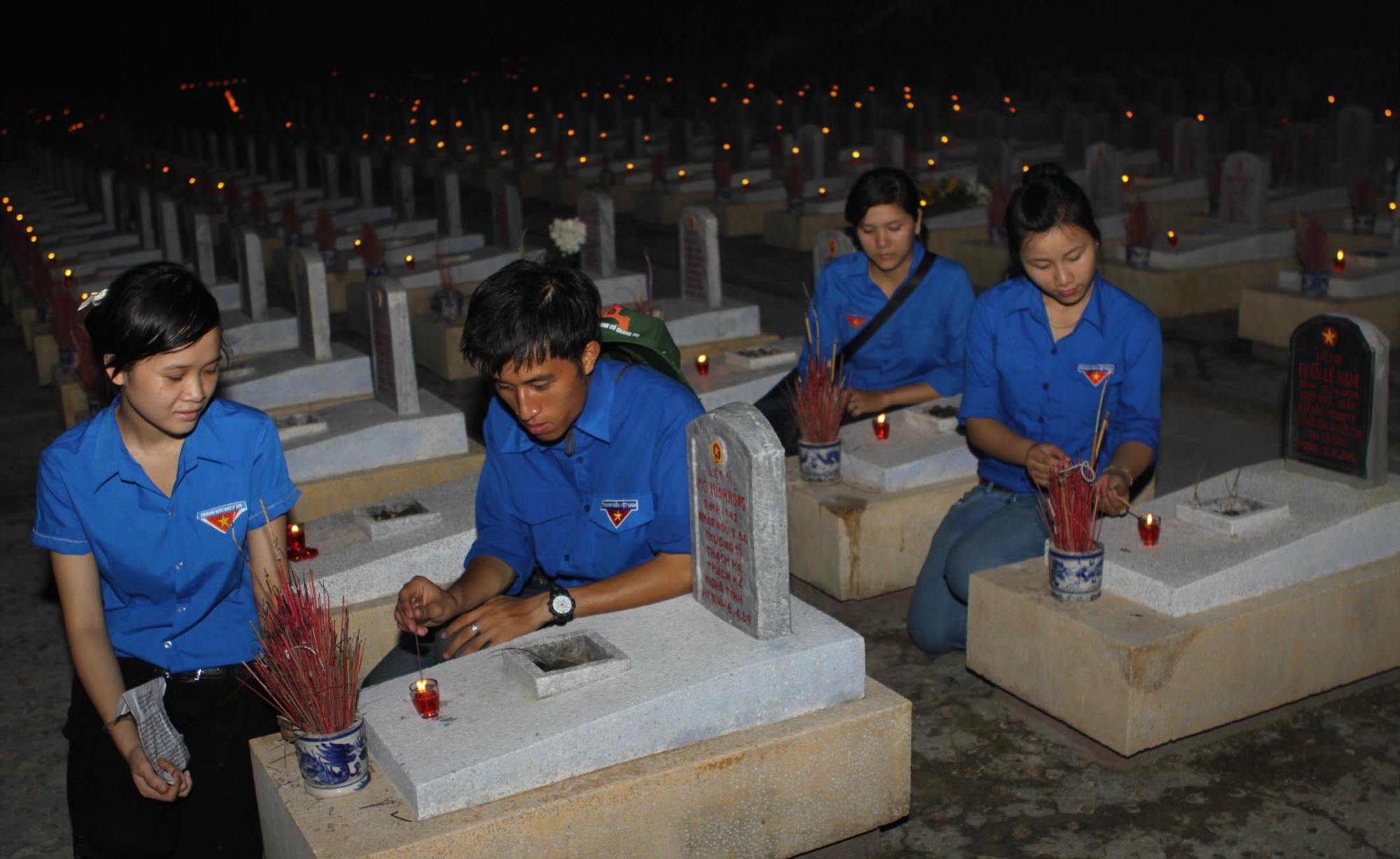 Người trẻ hôm nay luôn trách nhiệm về sự tri ân những người đã ngã xuống. ẢNH: NGUYỄN PHÚC