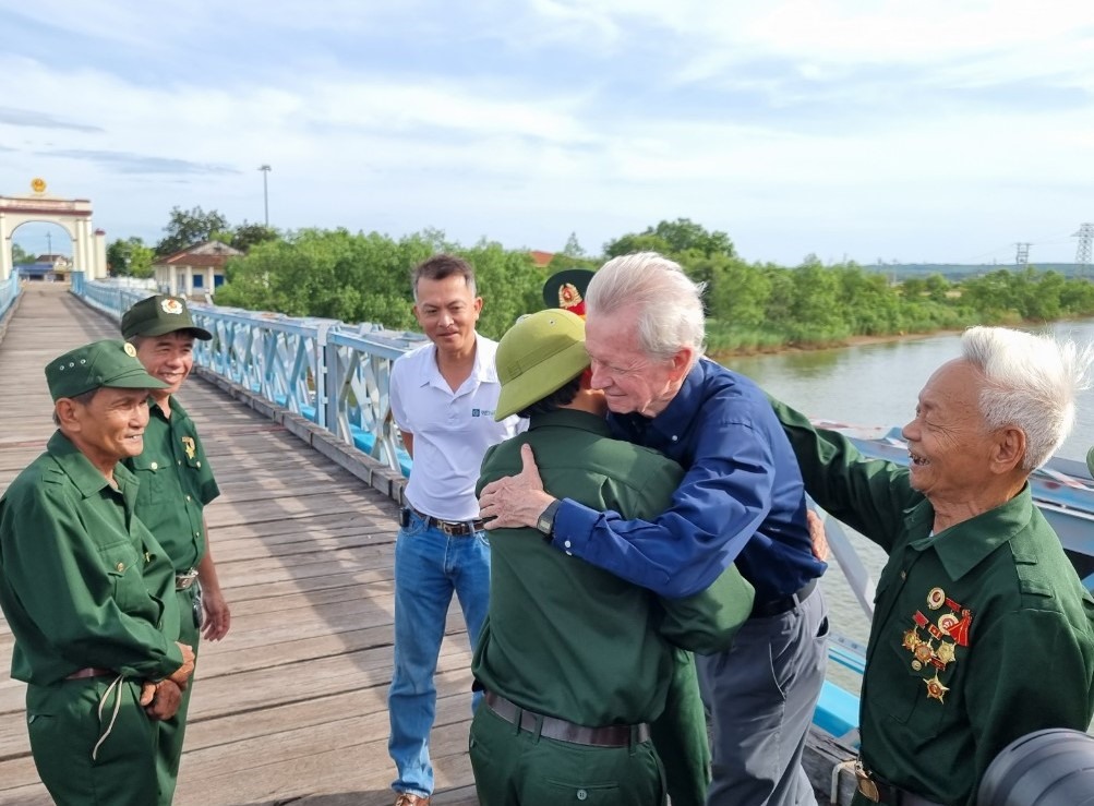 Cựu binh Mỹ Chuck Searcy cùng những cựu chiến binh Việt Nam trên cầu Hiền Lương lịch sử. ẢNH: NGUYỄN PHÚC