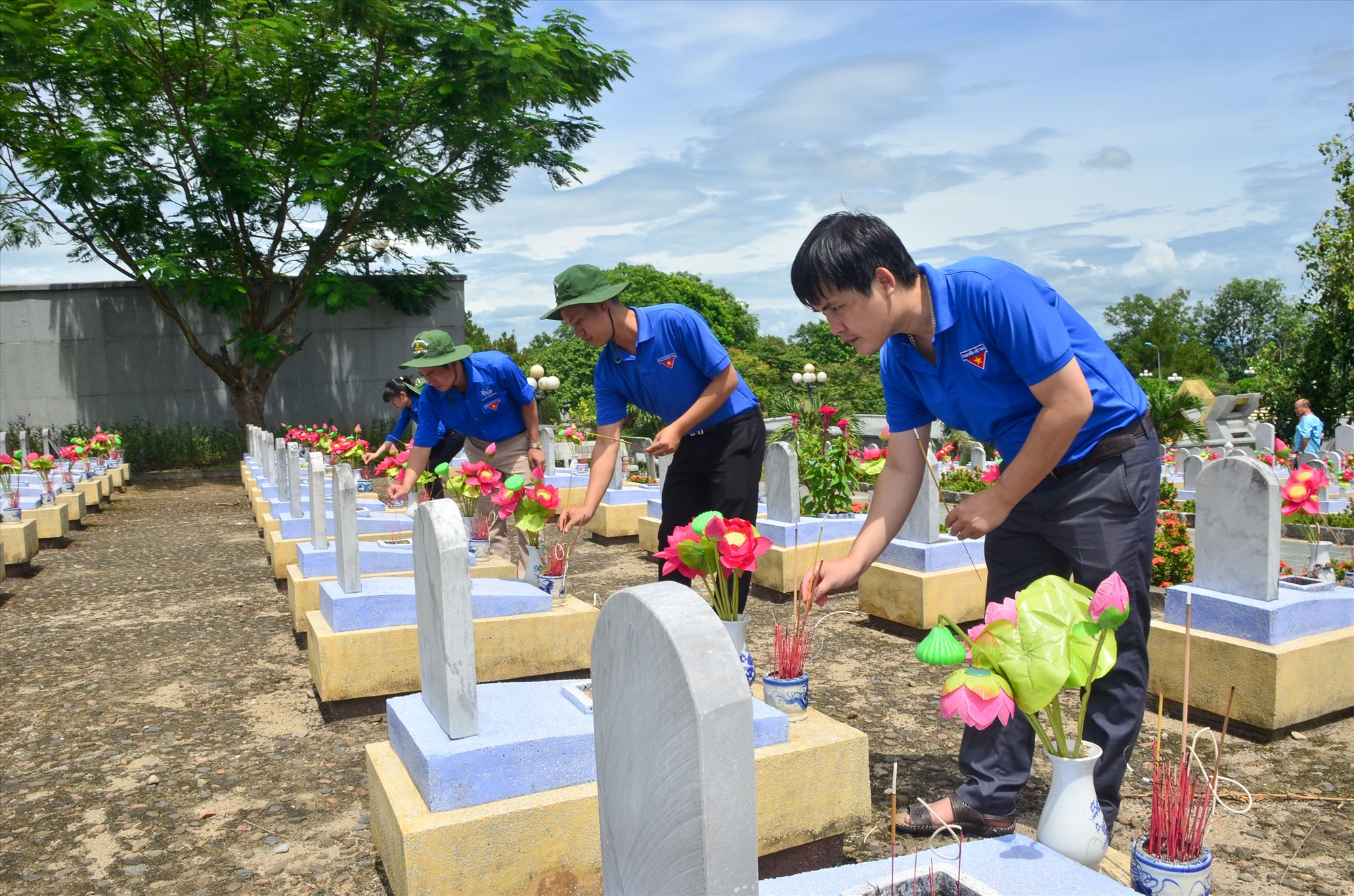 Thế hệ trẻ tri ân các anh hùng liệt sĩ tại Nghĩa trang liệt sĩ quốc gia Trường Sơn