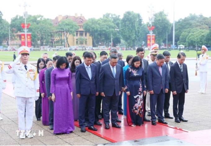 Đoàn đại biểu Thành ủy, Hội đồng Nhân dân, Ủy ban Nhân dân, Ủy ban Mặt trận Tổ quốc Việt Nam thành phố Hà Nội thành kính tưởng nhớ Chủ tịch Hồ Chí Minh. (Ảnh: An Đăng/ TTXVN)