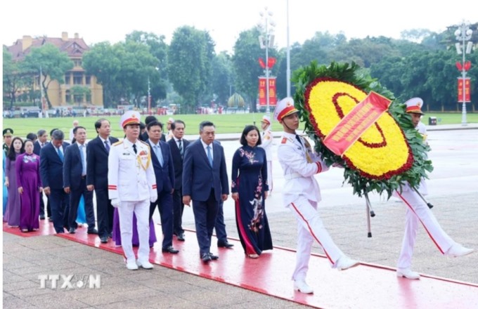 Đoàn đại biểu Quân uỷ Trung ương - Bộ Quốc phòng vào Lăng viếng Chủ tịch Hồ Chí Minh. (Ảnh: An Đăng/TTXVN)