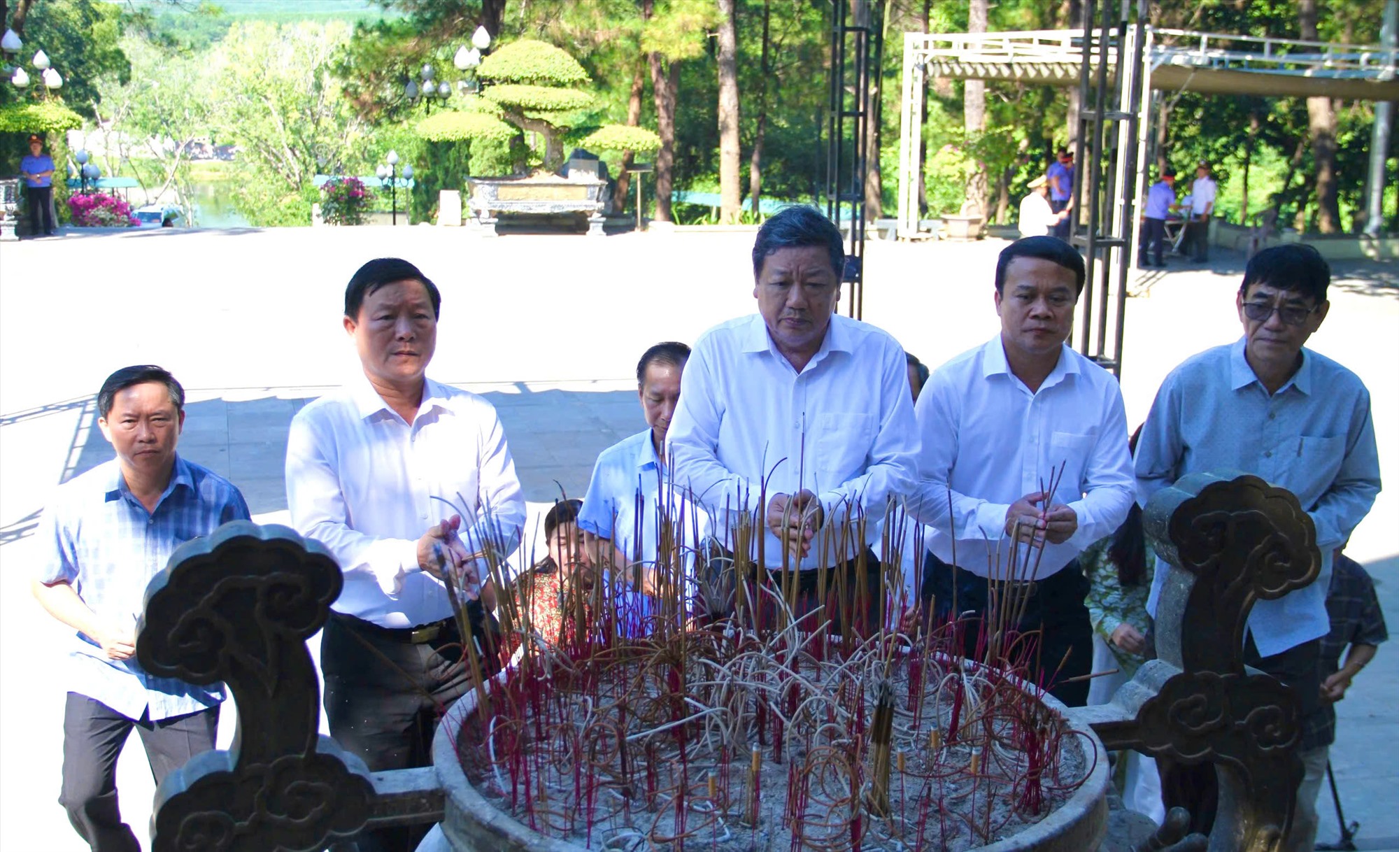 Lãnh đạo, cán bộ Khối thi đua các cơ quan đảng dâng hương tri ân các anh hùng liệt sĩ tại Nghĩa trang Liệt sĩ quốc gia Trường Sơn - Ảnh: M.Đ