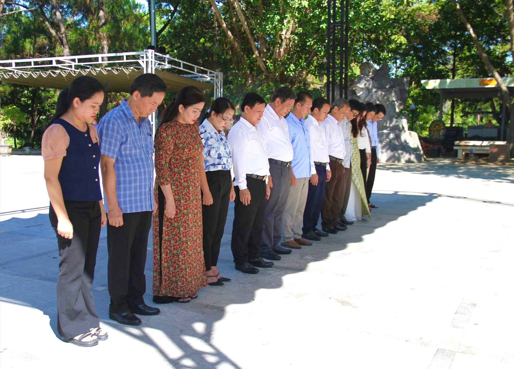 Lãnh đạo, cán bộ Khối thi đua các cơ quan đảng dành một phút mặc niệm, tưởng nhớ các anh hùng liệt sĩ tại Nghĩa trang Liệt sĩ quốc gia Trường Sơn - Ảnh: M.Đ