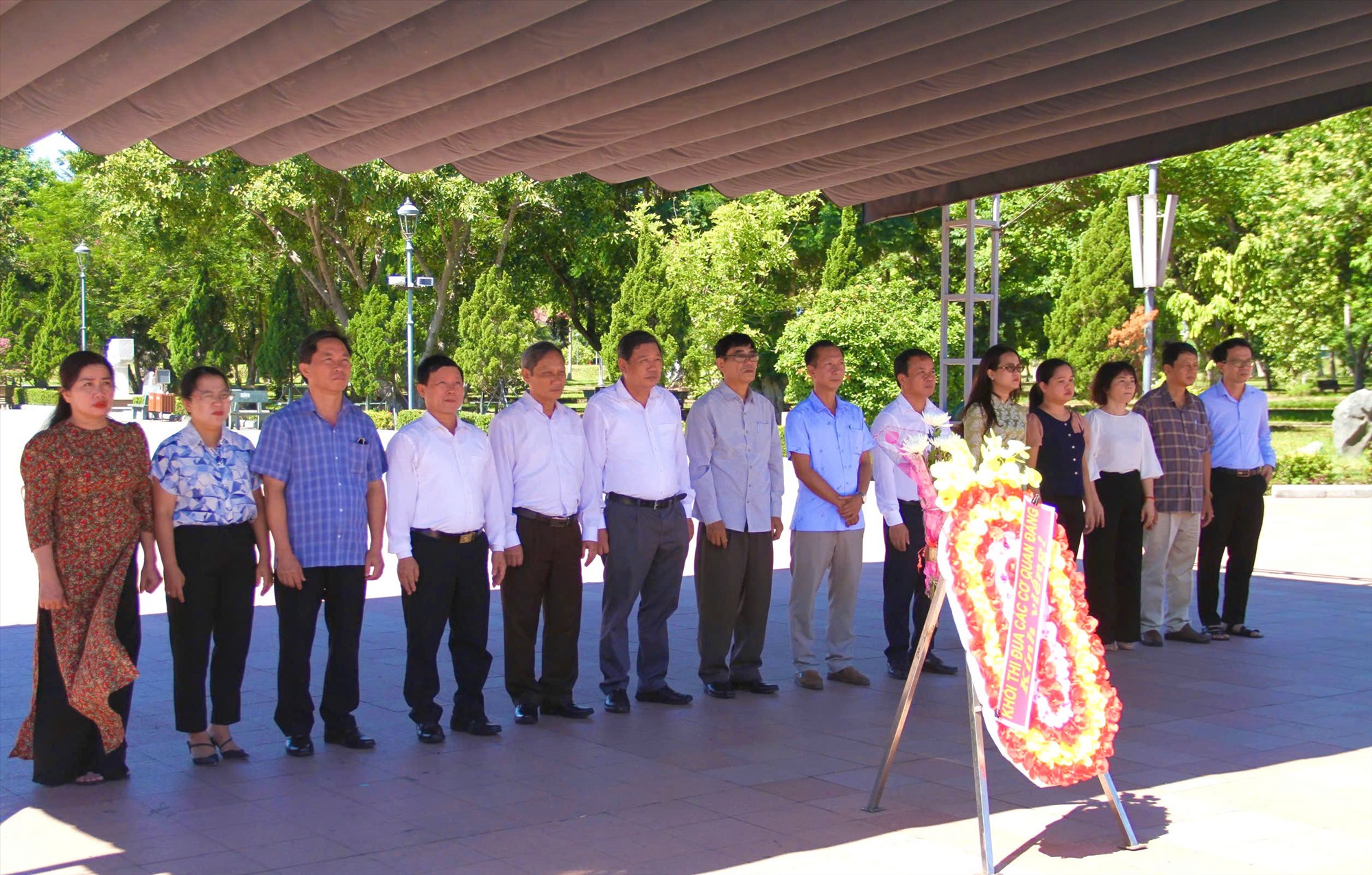 Lãnh đạo, cán bộ Khối thi đua các cơ quan đảng dâng hương tại Thành Cổ Quảng Trị - Ảnh: M.Đ