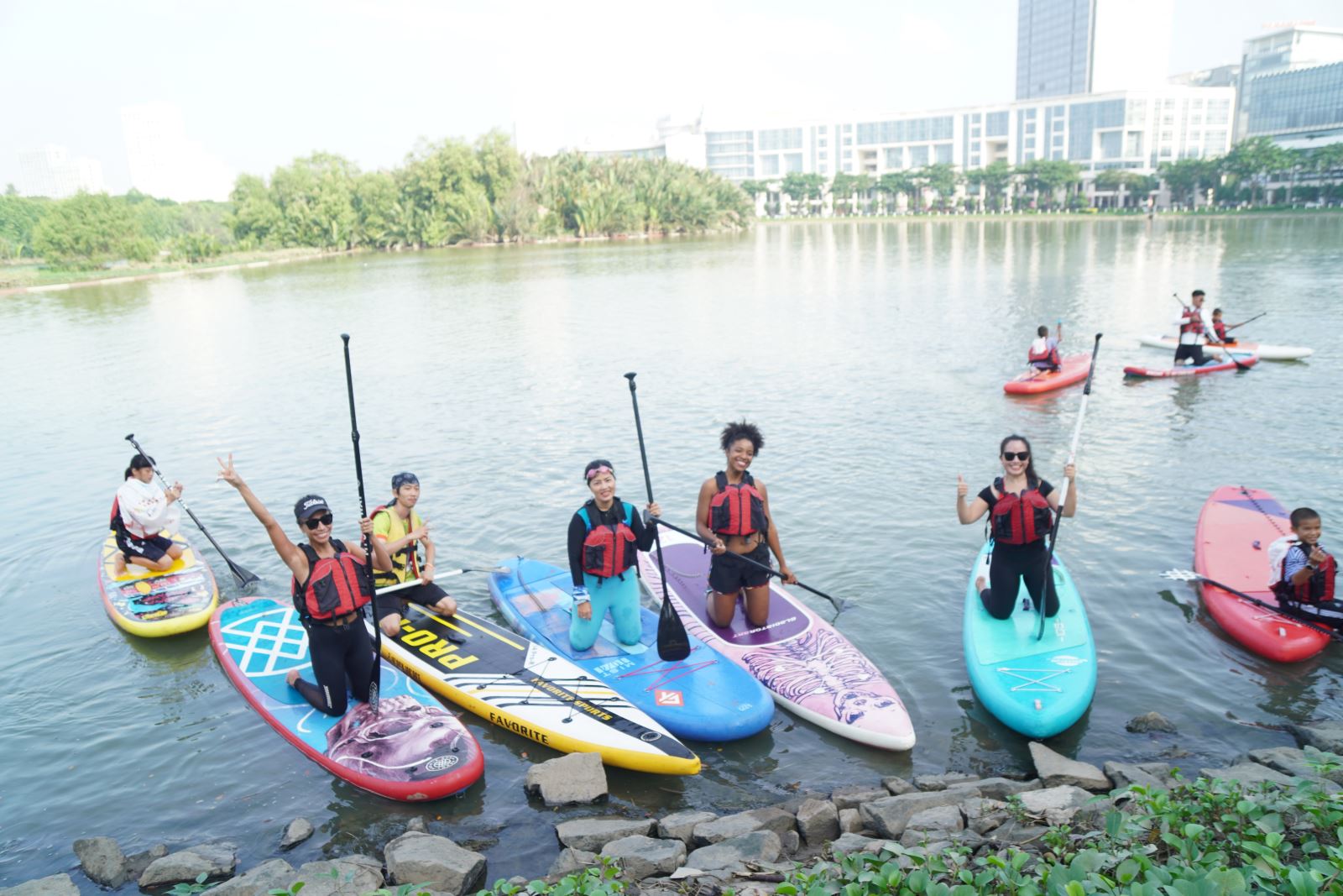 Du khách thích thú trải nghiệm tour nội địa tại TP Hồ Chí Minh. Ảnh: Hoàng Tuyết/Báo Tin tức