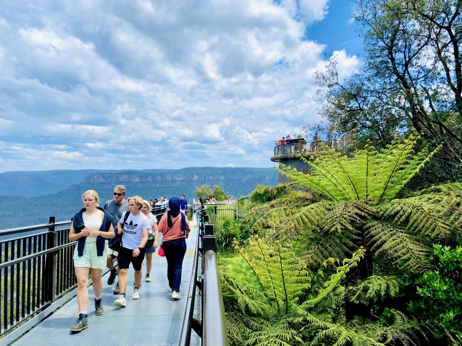 Tour du lịch nước ngoài thu hút du khách do chi phí dịch vụ, giá vé máy bay không tăng cao như giá vé máy bay nội địa. Ảnh: Hoàng Tuyết/Báo Tin tức