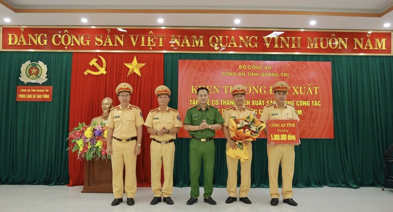 Lãnh đạo Công an tỉnh trao thưởng cho Phòng Cảnh sát giao thông -Ảnh: K.H