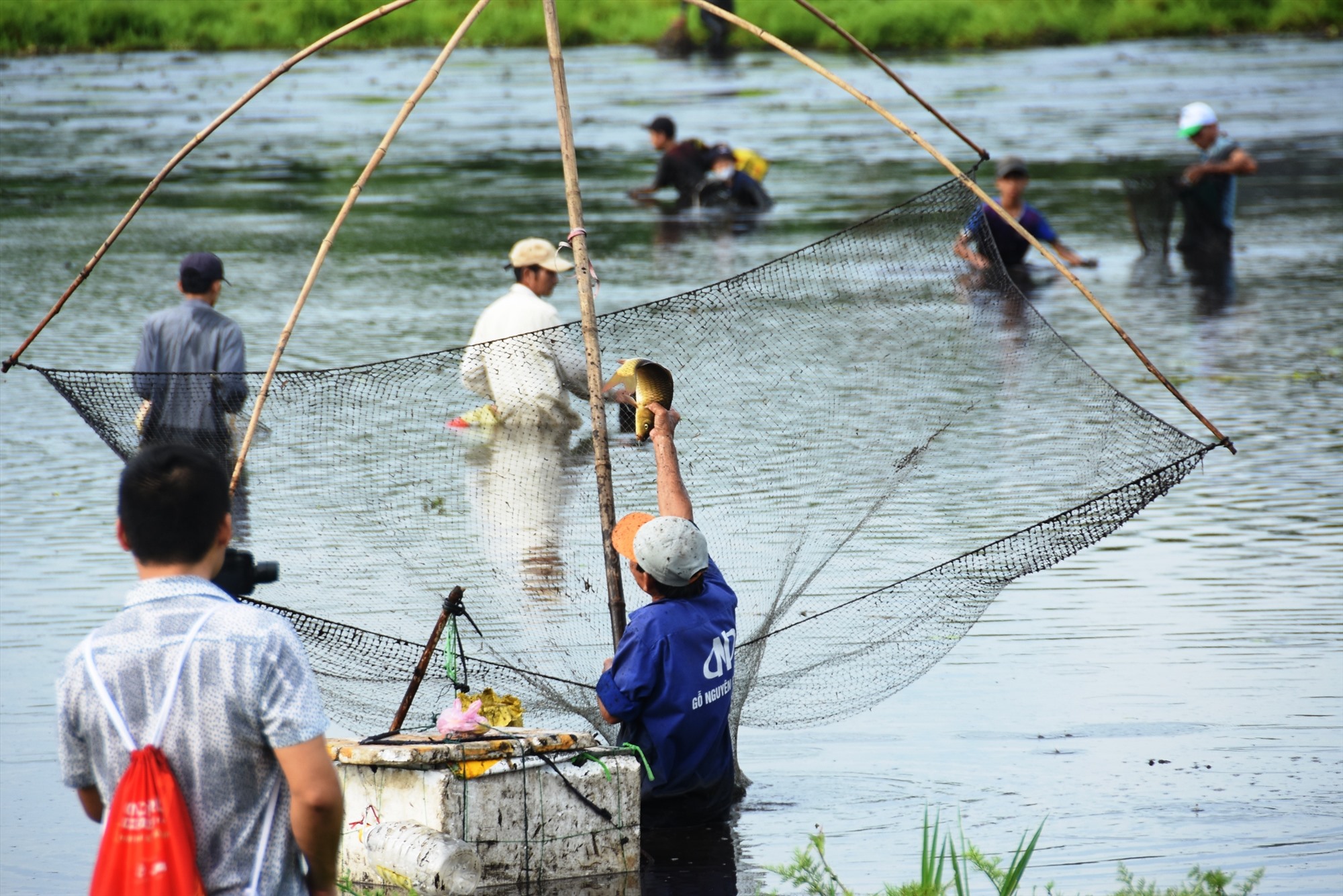 Một người khoe “chiến lợi phẩm” với con cá khá to - Ảnh: ĐV