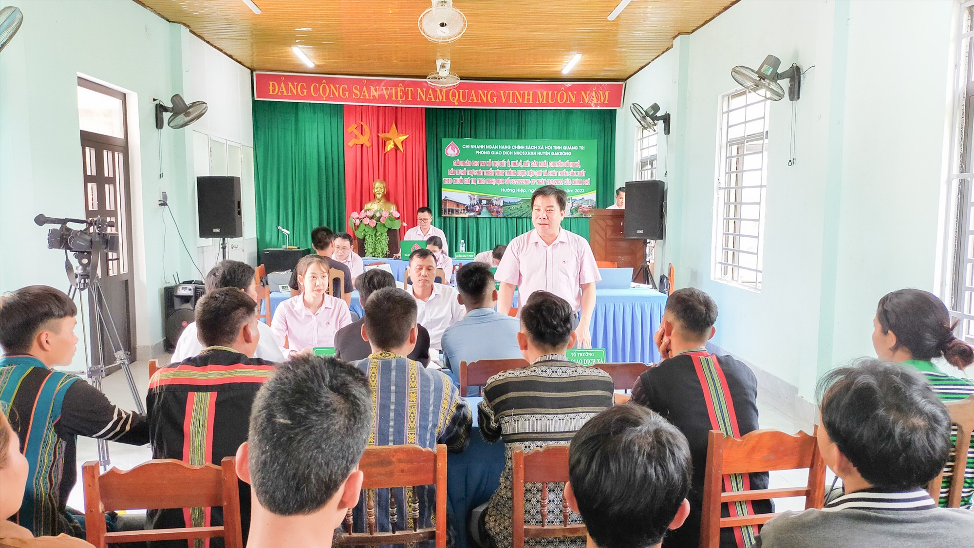 Cán bộ Phòng giao dịch Ngân hàng CSXH huyện Đakrông triển khai hoạt động tín dụng CSXH đến người dân -Ảnh: M.L