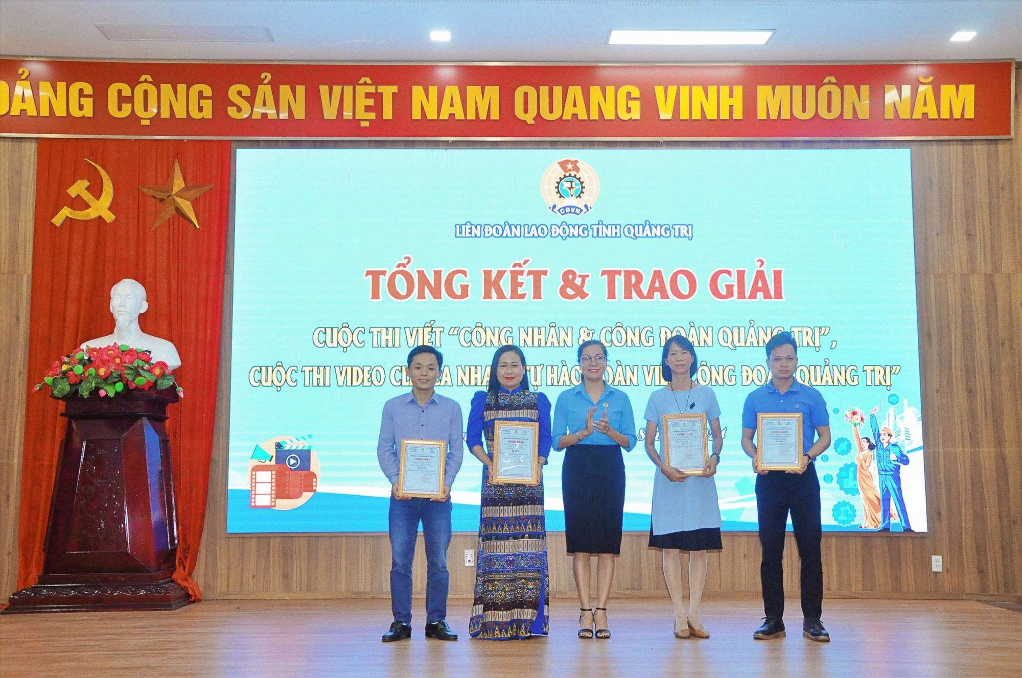 Trao giải Ba cho các tác giả, nhóm tác giả tham gia cuộc thi viết “Công nhân và Công đoàn Quảng Trị” - Ảnh: Q.H