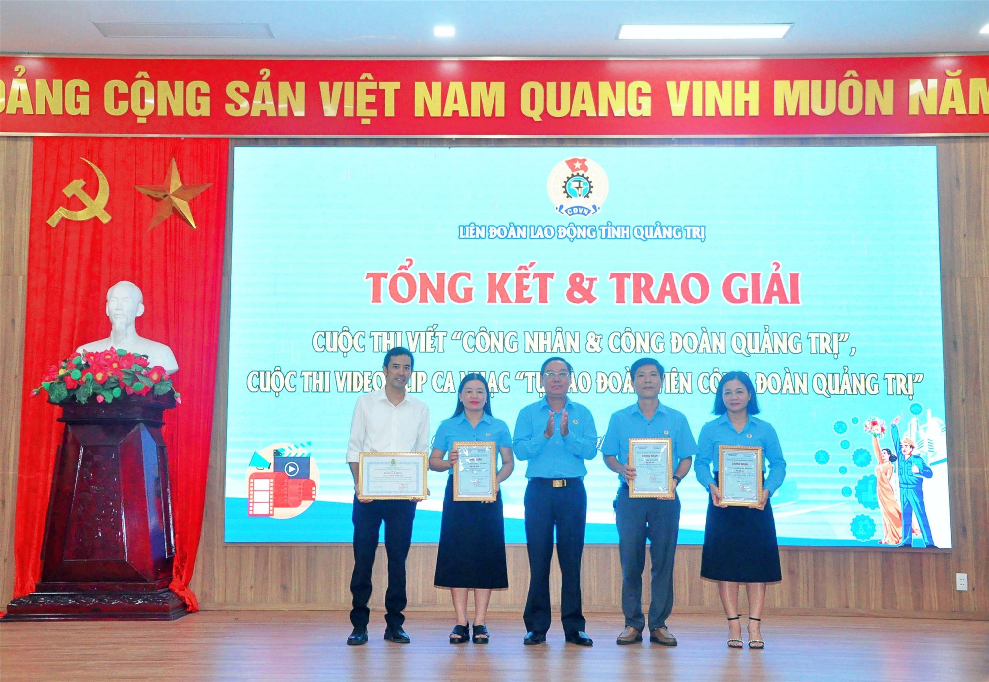 LĐLĐ tỉnh trao 3 giải tập thể cho 3 công đoàn cấp trên trực tiếp cơ sở đã chỉ đạo, triển khai tốt cuộc thi video clip “Tự hào đoàn viên Công đoàn Quảng Trị” và khen thưởng thầy giáo Trần Minh Hải (đứng ngoài cùng, phía tay trái) - Ảnh: Q.H