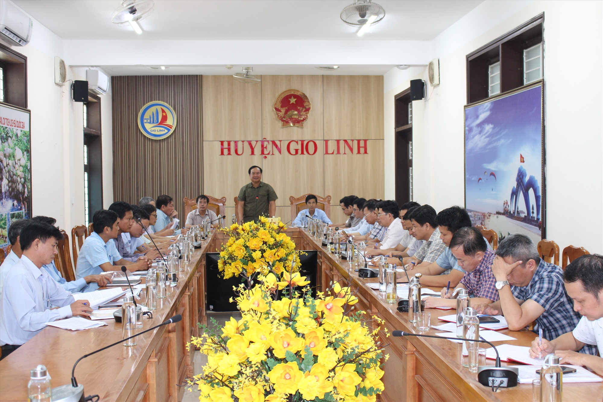 Chủ tịch UBND tỉnh Võ Văn Hưng đề nghị huyện Gio Linh và UBND các xã Gio Mai, Gio Quang, Gio Hải tích cực, quyết liệt, sáng tạo trong công tác giải phóng mặt bằng thực hiện dự án - Ảnh: H.T