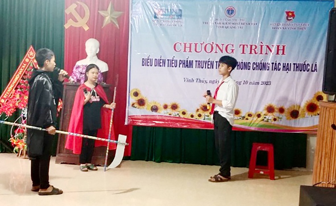 Chương trình biểu diễn tiểu phẩm truyền thông phòng chống tác hại thuốc lá do Trung tâm Kiểm soát bệnh tật tỉnh phối hợp tổ chức tại xã Vĩnh Thủy, huyện Vĩnh Linh- Ảnh: T.L