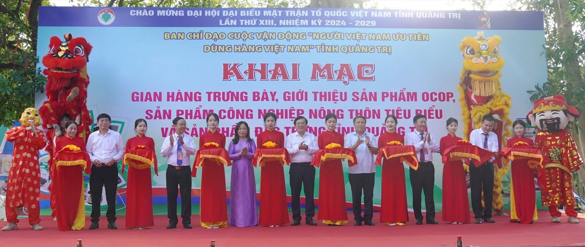 Các đại biểu cắt băng khai mạc gian hàng trưng bày giới thiệu sản phẩm OCOP, sản phẩm công nghiệp nông thôn tiêu biểu, sản phẩm đặc trưng tỉnh Quảng Trị- Ảnh: L.N