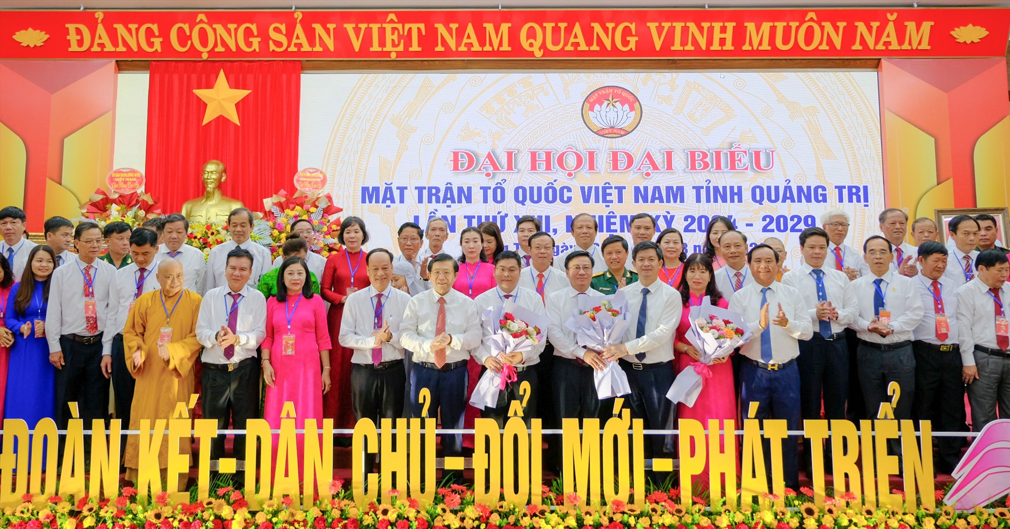 Phó Chủ tịch Ủy ban Trung ương MTTQ Việt Nam Nguyễn Hữu Dũng; Bí thư Tỉnh ủy, Trưởng Đoàn ĐBQH tỉnh Lê Quang Tùng; Chủ tịch UBND tỉnh Võ Văn Hưng tặng hoa chúc mừng 73 đại biểu tham gia Ủy ban MTTQ Việt Nam tỉnh khoá XIII, nhiệm kỳ 2024 - 2029 - Ảnh: Trần Tuyền