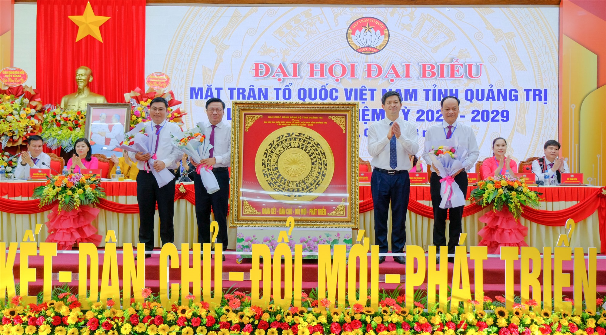 Bí thư Tỉnh ủy, Trưởng Đoàn đại biểu Quốc hội tỉnh Quảng Trị Lê Quang Tùng tặng Đại hội MTTQ Việt Nam tỉnh lần thứ XIII bức tranh Trống đồng Đông Sơn với dòng chữ: “Đoàn kết - Dân chủ - Đổi mới - Phát triển” - Ảnh: Trần Tuyền