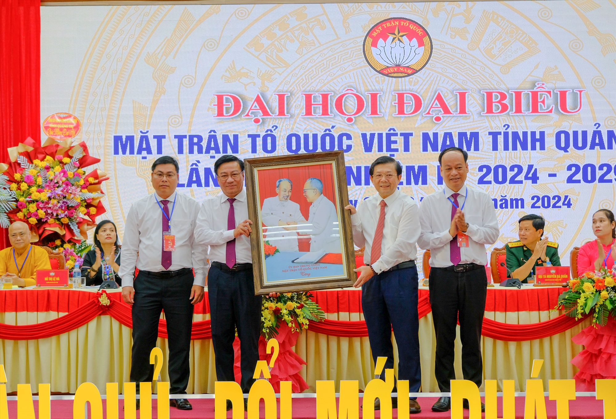 Phó Chủ tịch Ủy ban Trung ương MTTQ Việt Nam Nguyễn Hữu Dũng tặng bức tranh lưu niệm cho Ủy ban MTTQ Việt Nam tỉnh Quảng Trị khóa XIII, nhiệm kỳ 2024-2029 - Ảnh: Trần Tuyền