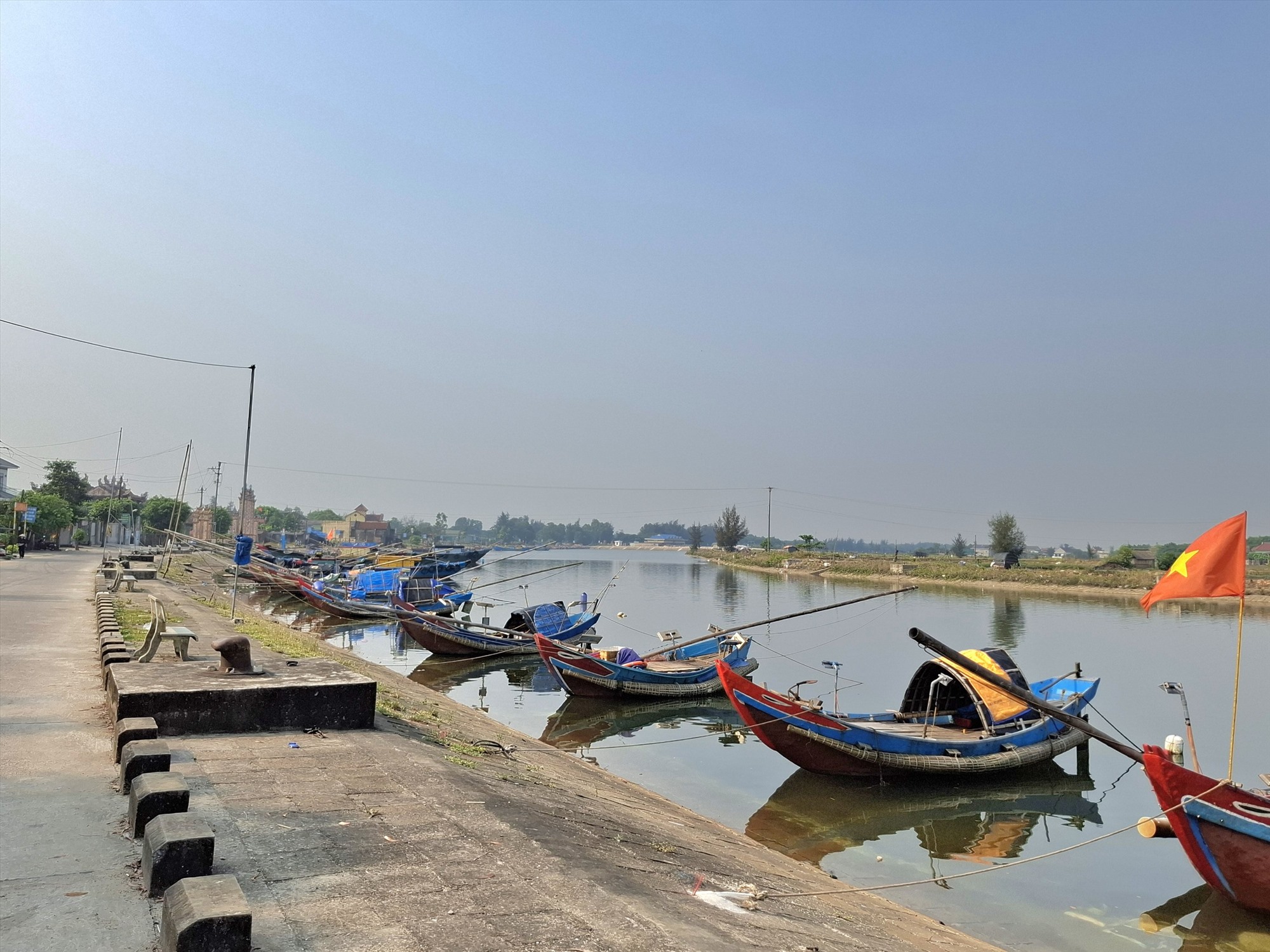 Nhánh sông chảy qua làng Hà Tây, nơi chồng cụ Cháu - Liệt sĩ Lê Văn Kỳ hẹn ước sau tổng tuyển cử sẽ về - Ảnh: H.L