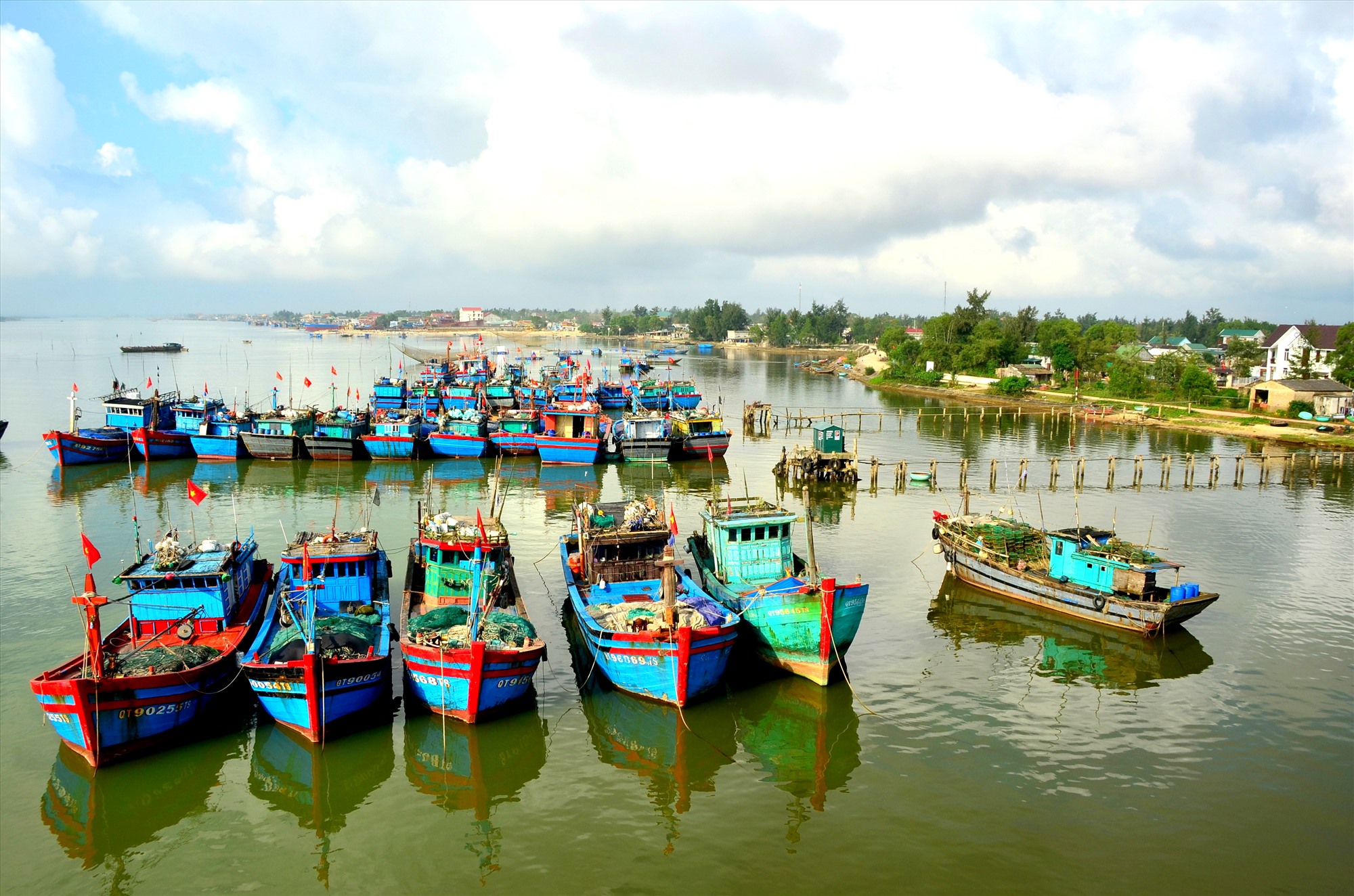 Đội tàu đánh bắt xa bờ của ngư dân thị trấn Cửa Việt, huyện Gio Linh - Ảnh: TRẦN TUYỀN