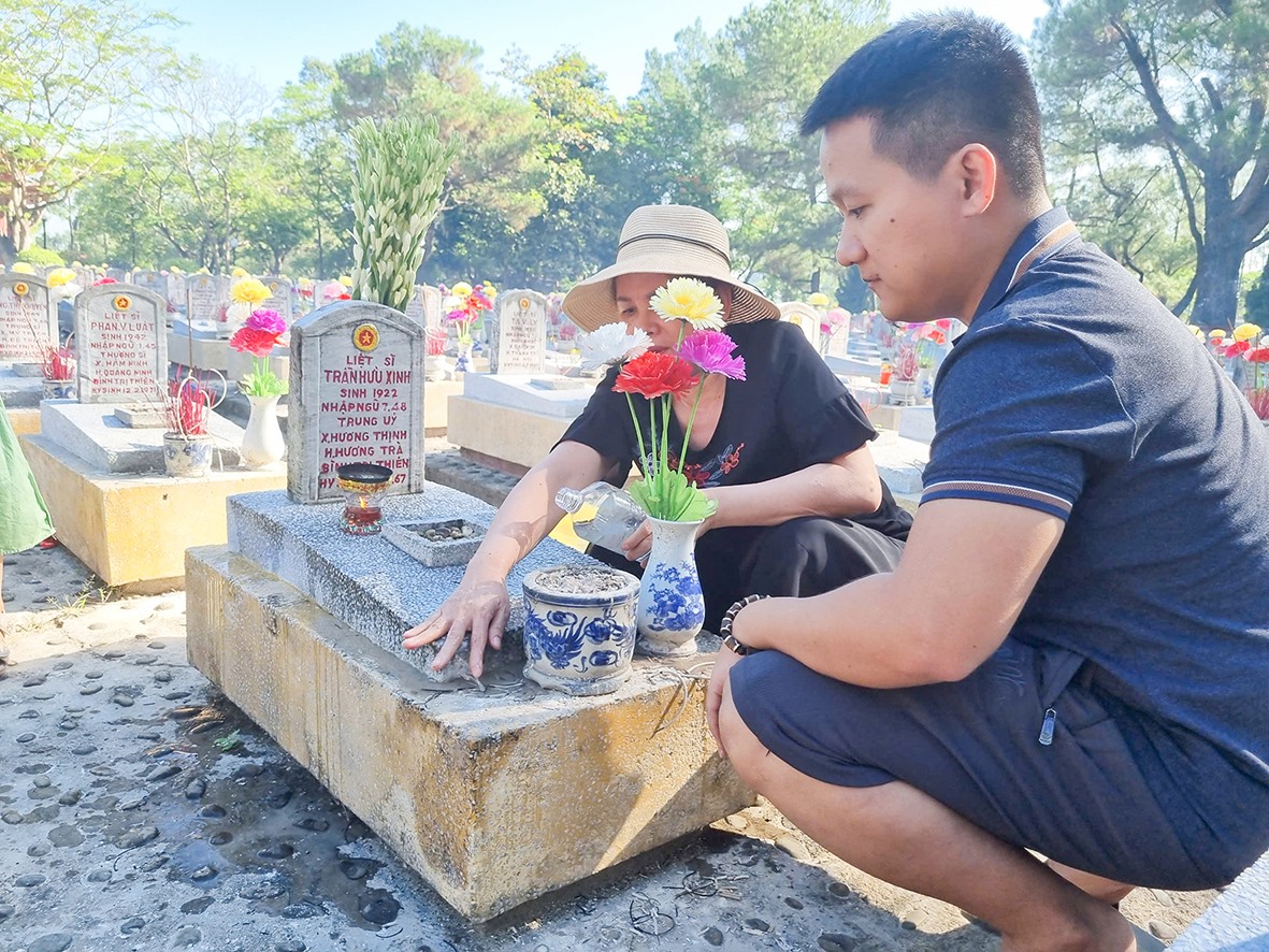 Vào dịp tháng 7 hằng năm, người dân khắp mọi miền đất nước về Nghĩa trang Liệt sĩ quốc gia Trường Sơn thăm viếng mộ người thân -Ảnh: T.B