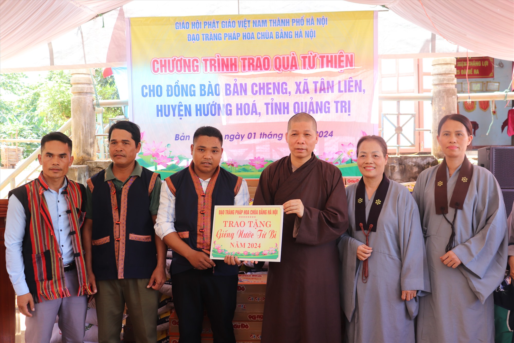 Trao tặng công trình giếng khoan cho người dân thôn Cheng, xã Tân Liên - Ảnh: T.P