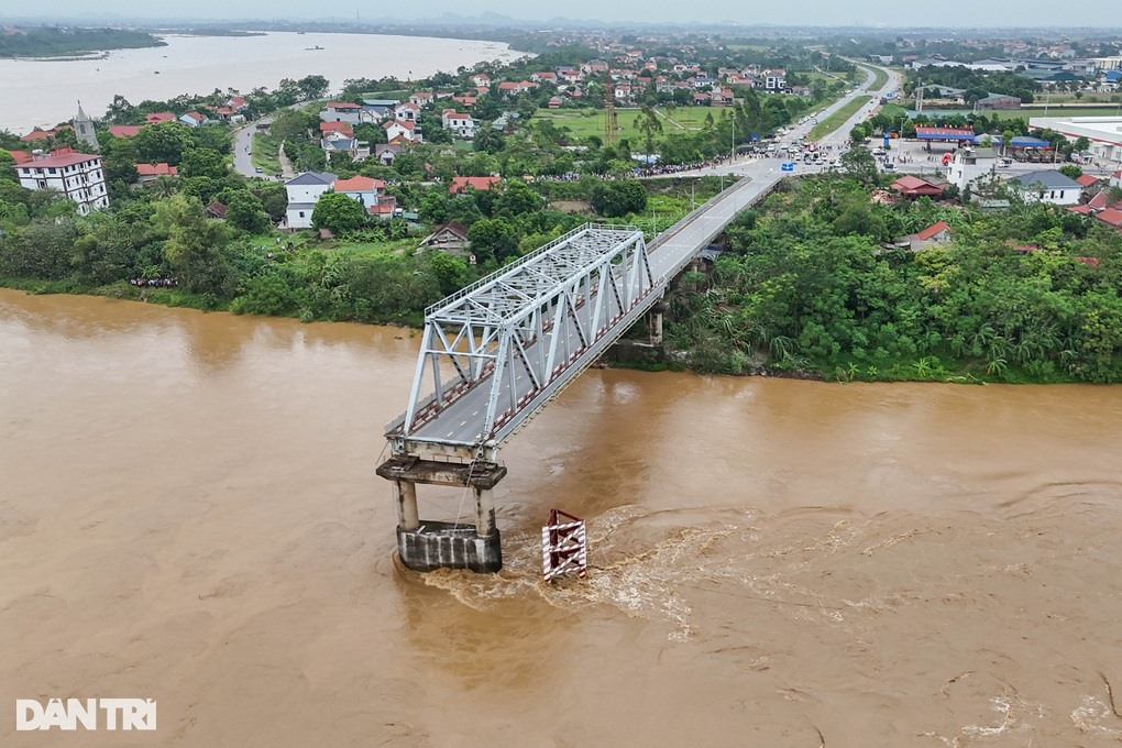 Sáng 9/9 xảy ra vụ sập cầu Phong Châu (Phú Thọ) khiến 3 người bị thương, 8 người mất tích (Ảnh: Nguyễn Hải).