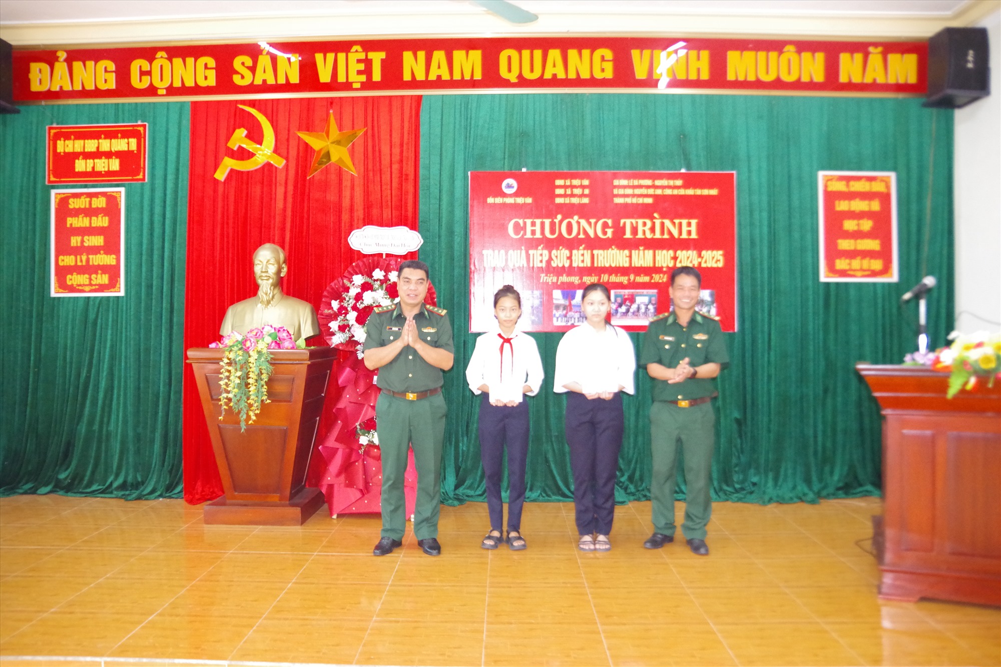 Thượng tá Hồ Phú Vinh - Phó Chính ủy BĐBP tỉnh, Trung tá Ngô Quang Thuyên trao học bổng cho các cháu trong mô hình Nâng bước em tới trường - Con nuôi Đồn Biên phòng