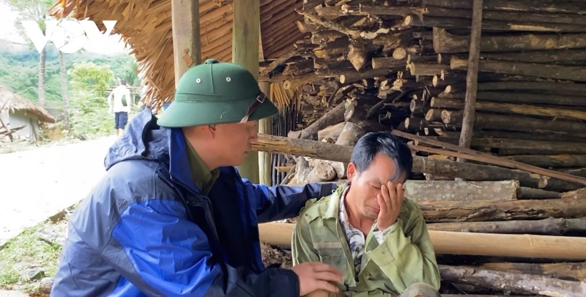 Lãnh đạo huyện Bảo Yên động viên chia sẻ trước những mất mát mà người dân Làng Nủ đang gánh chịu